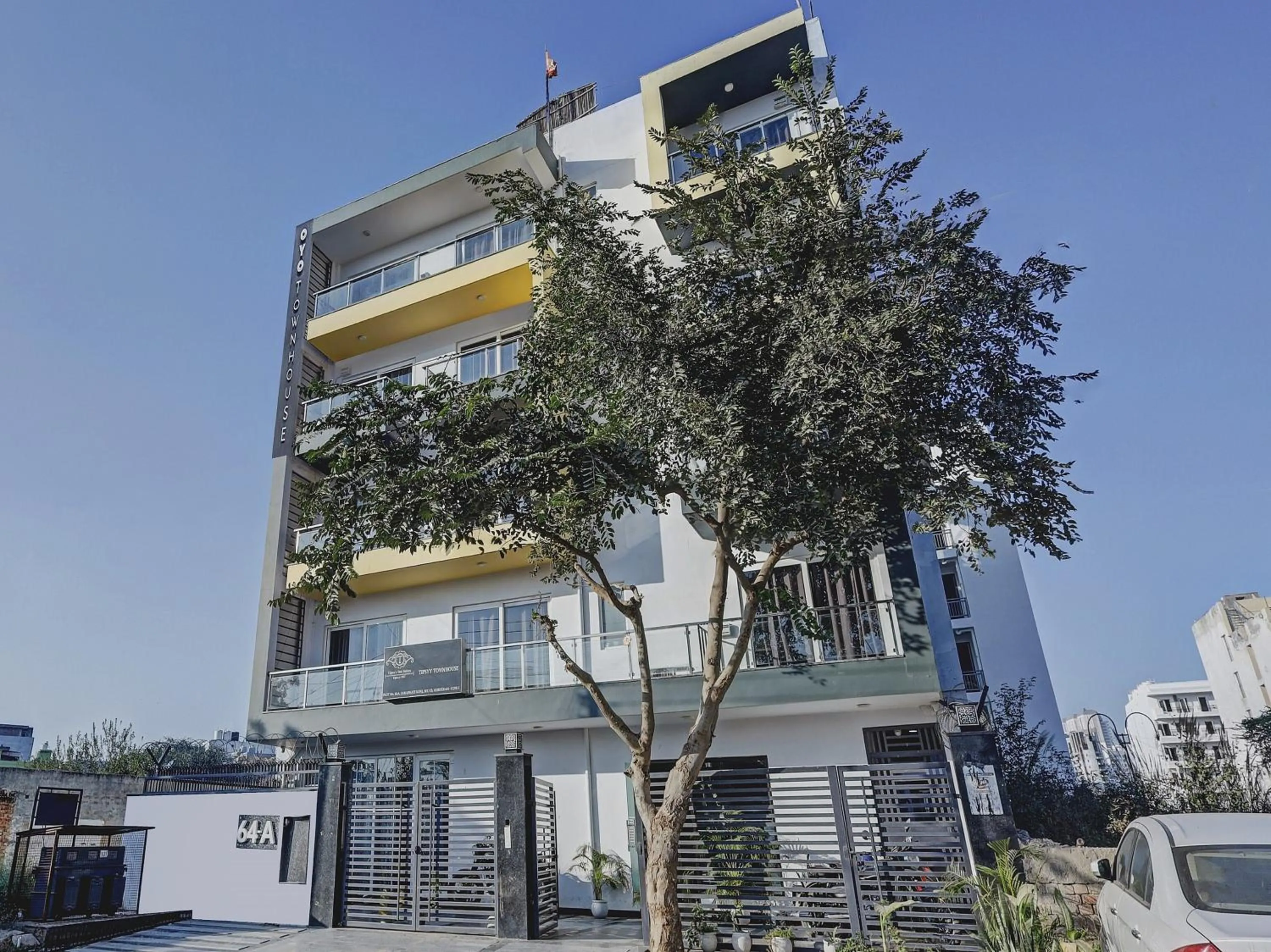 Facade/entrance in Super Townhouse Tipsyy Near Bestech Central Square Mall