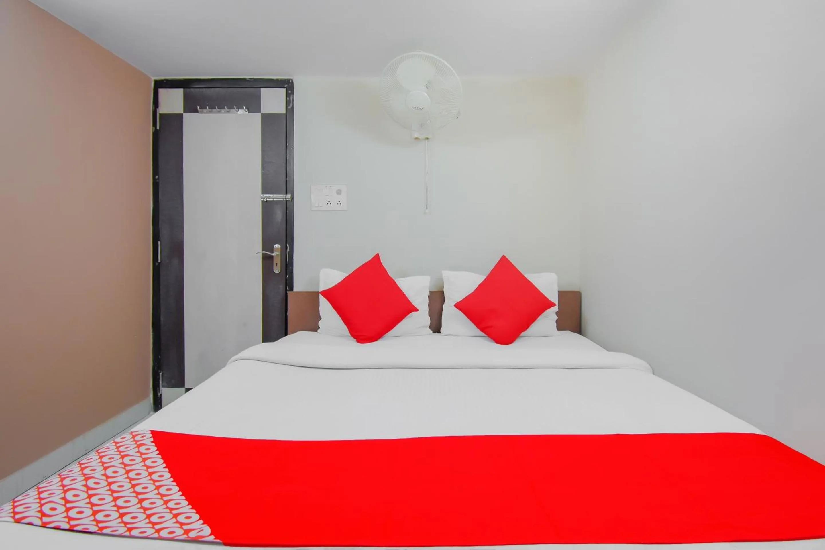 Facade/entrance in Hotel O Lindsay Inn Guest House