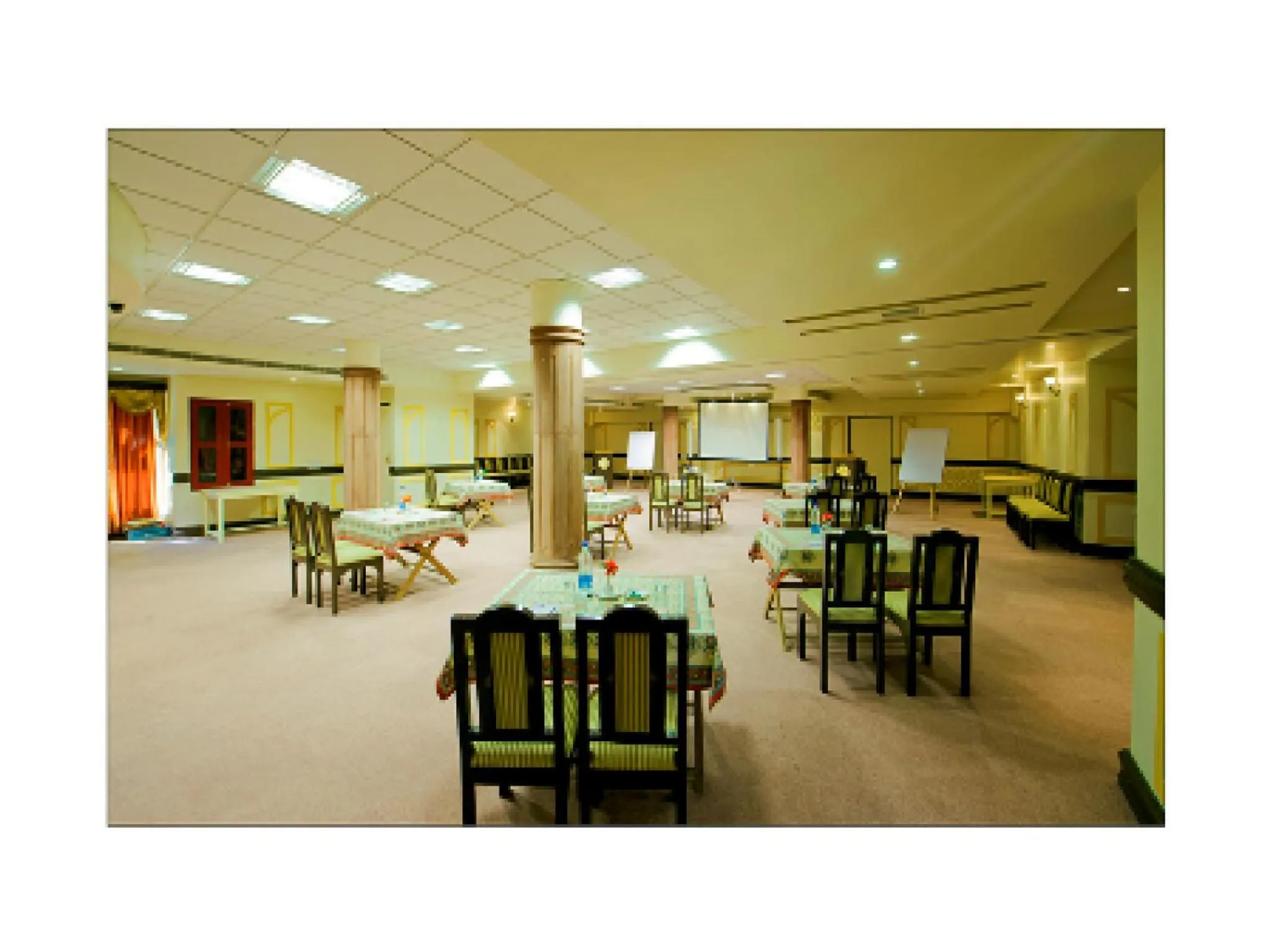 Restaurant/places to eat in Marugarh Resort and Spa