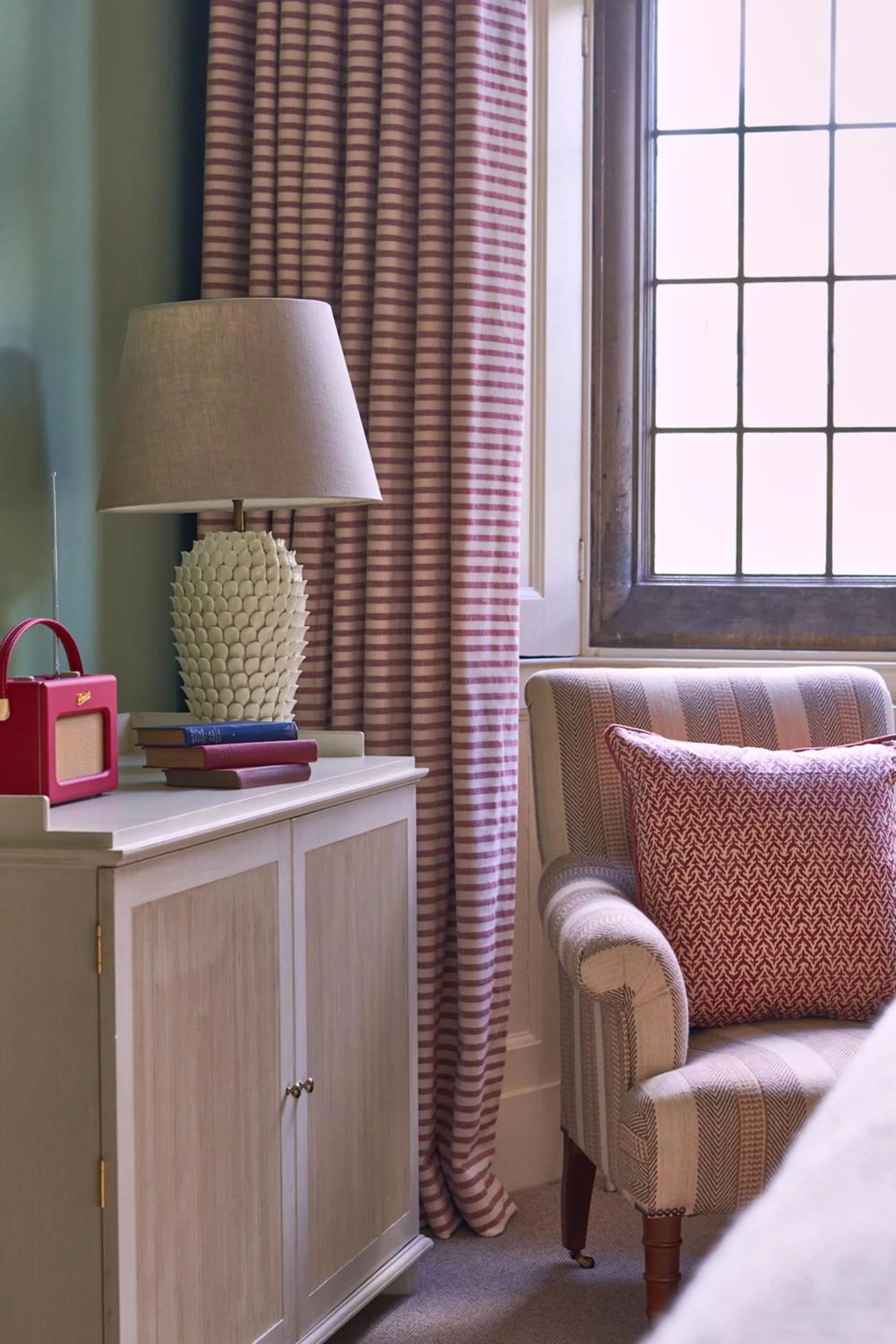 Seating area, Bed in Wildhive Callow Hall