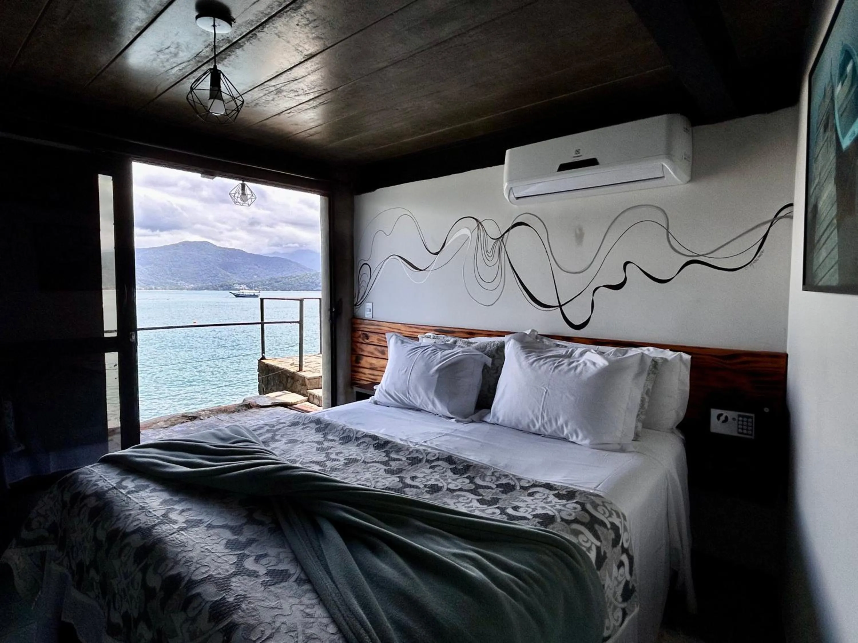 Bed in 1819 Marine Hotel