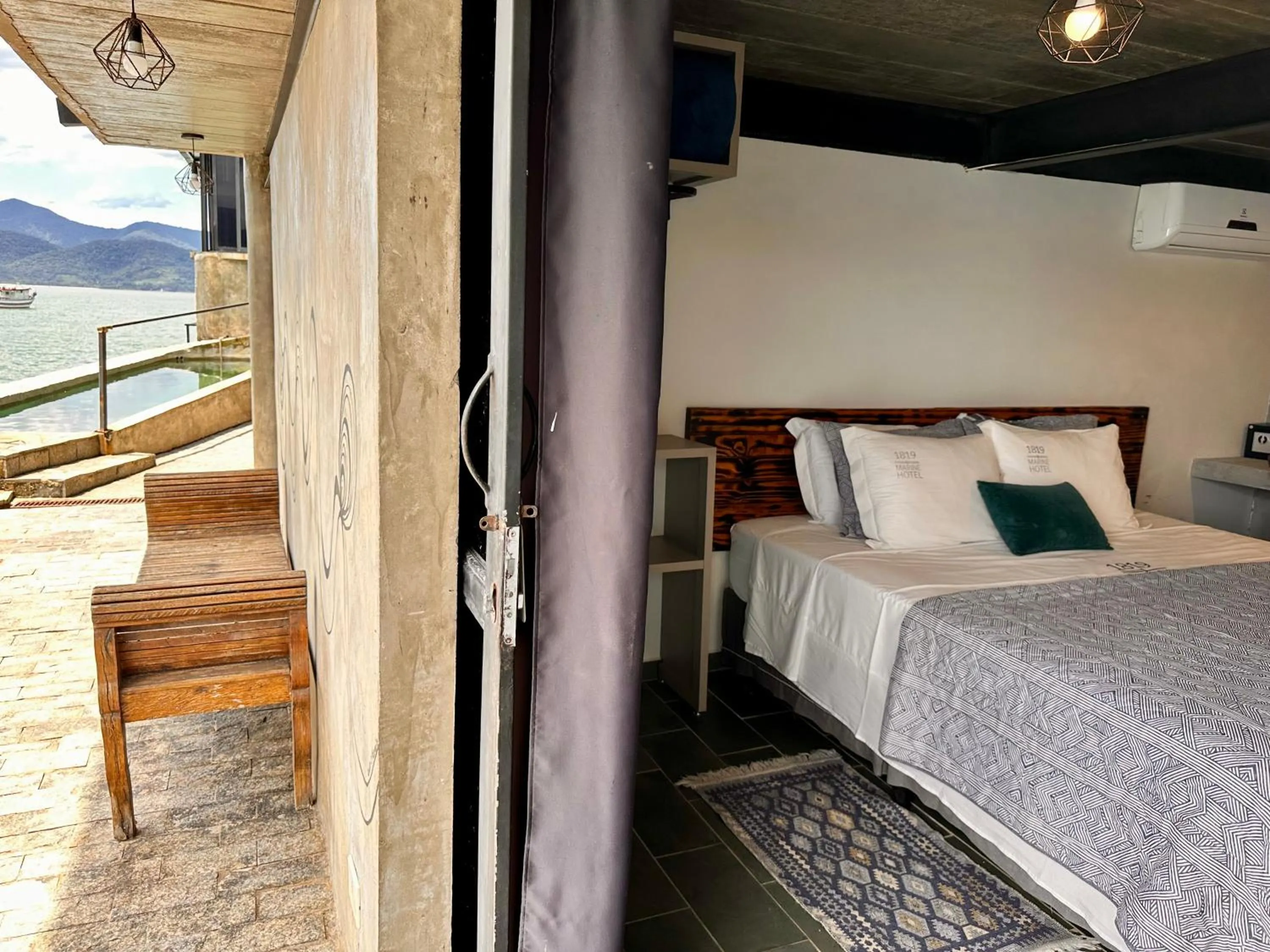 Sea view, Bed in 1819 Marine Hotel