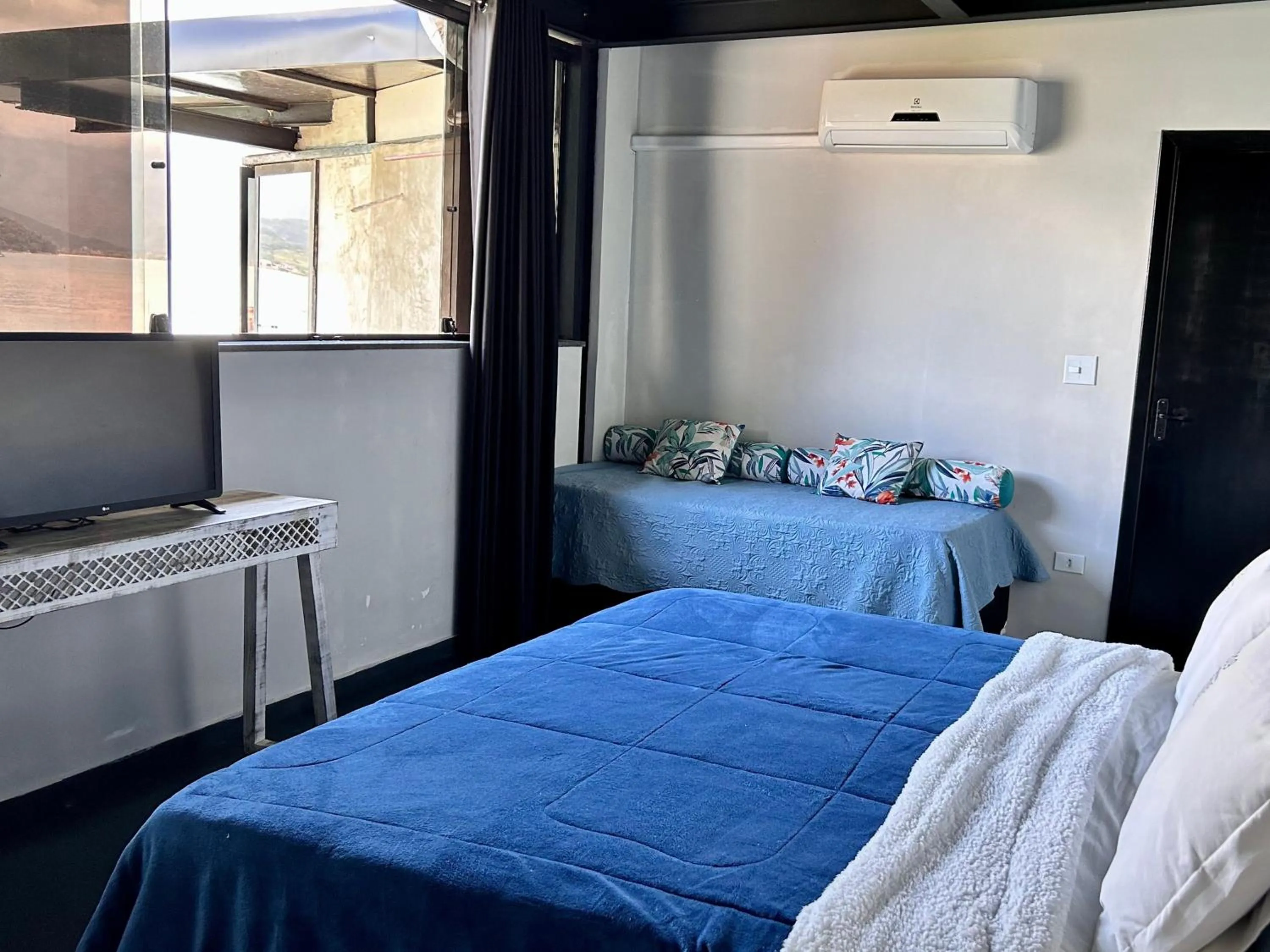 Bed in 1819 Marine Hotel