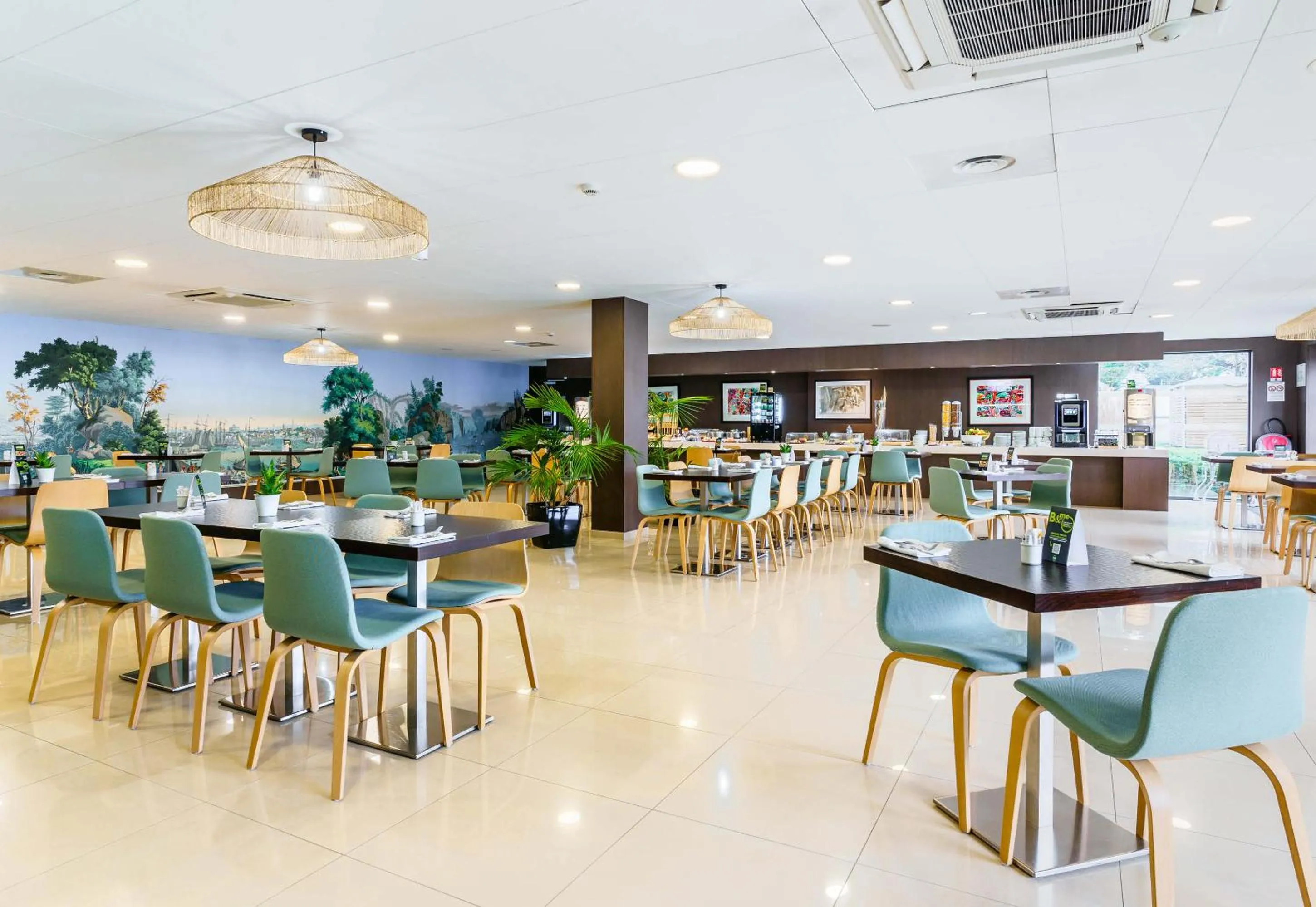 Dining area in B&B HOTEL Saint-Avold Nord