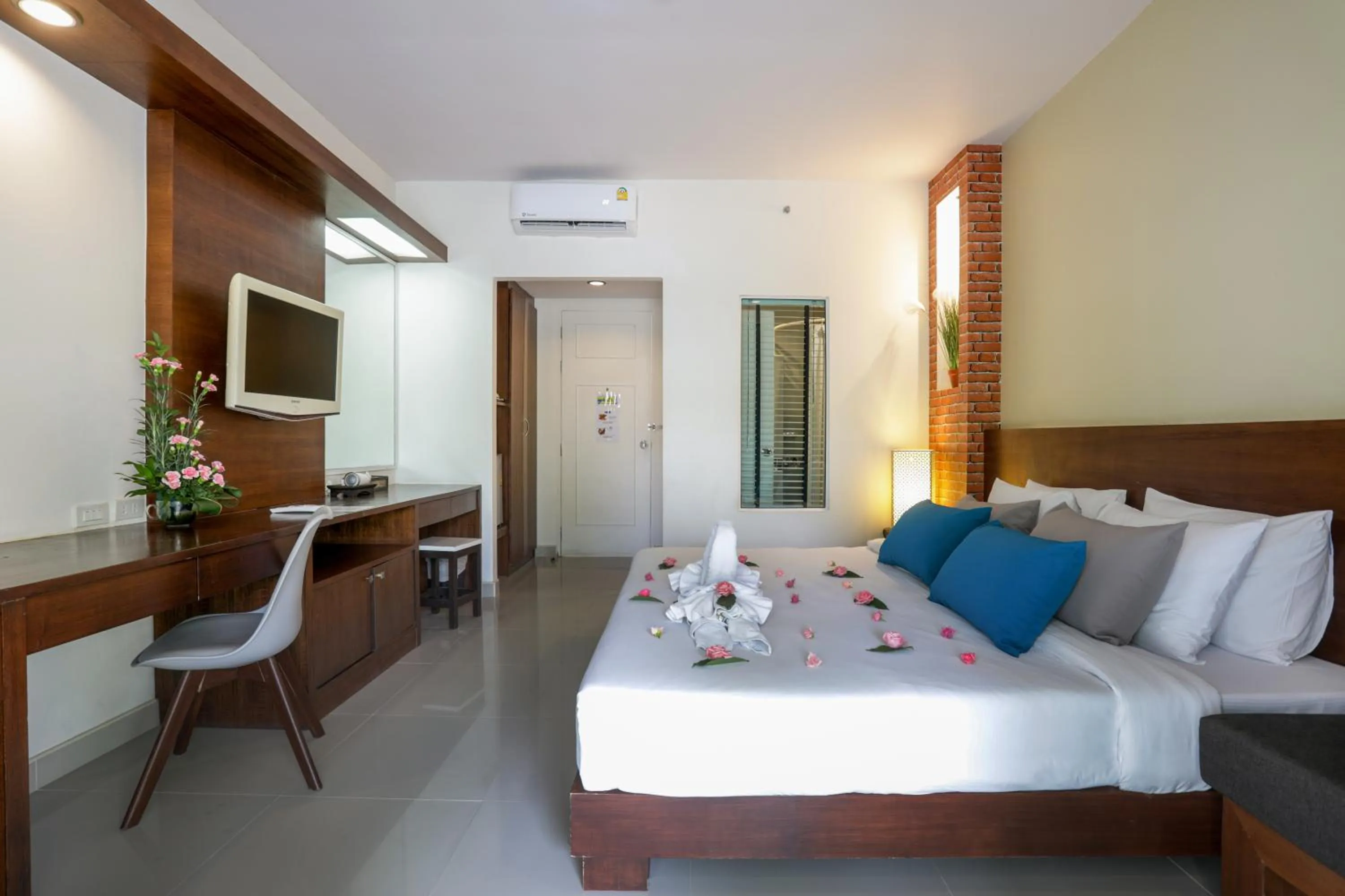 Bed in Tuana Hotels Brook Pool Access