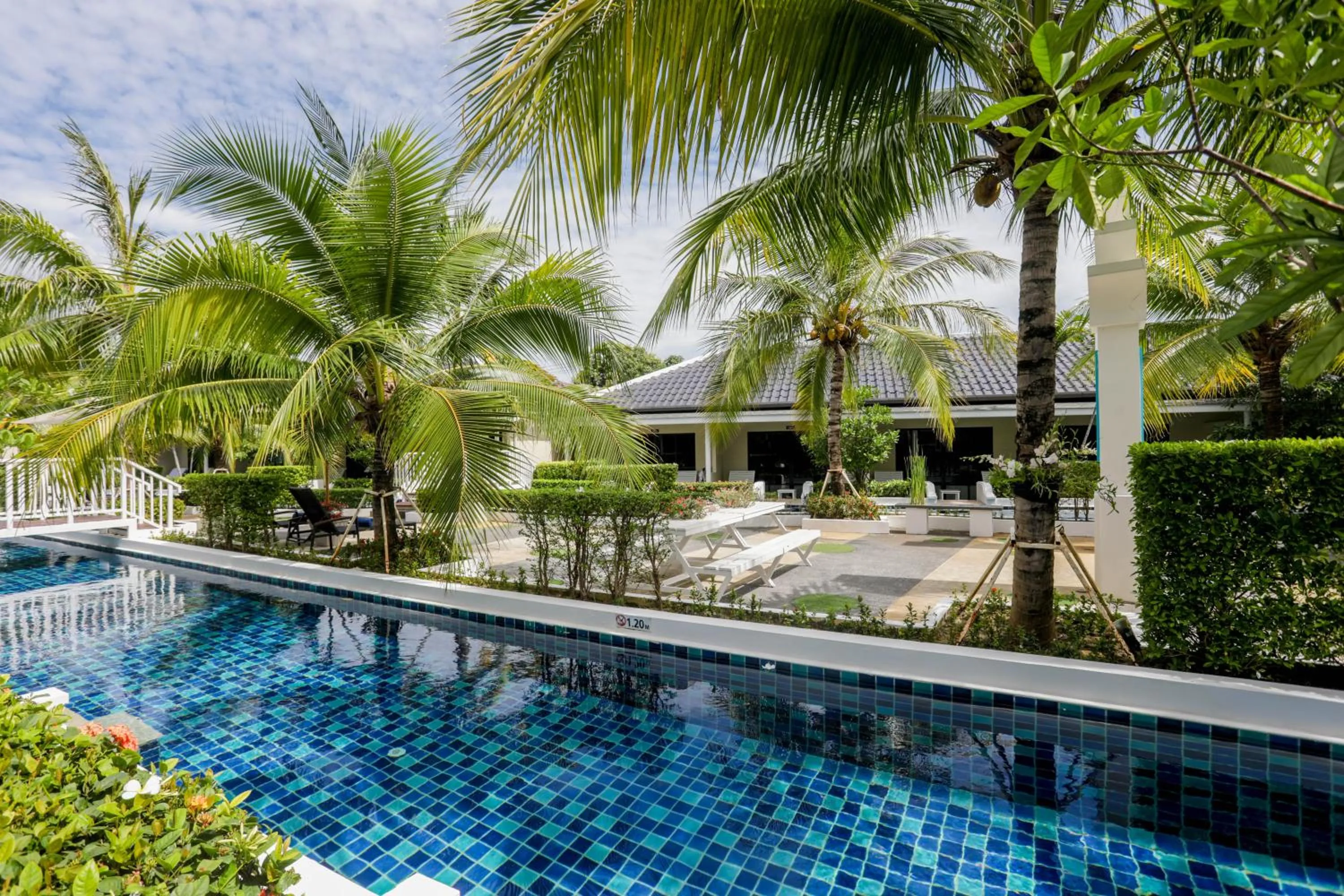 Tuana Hotels Brook Pool Access