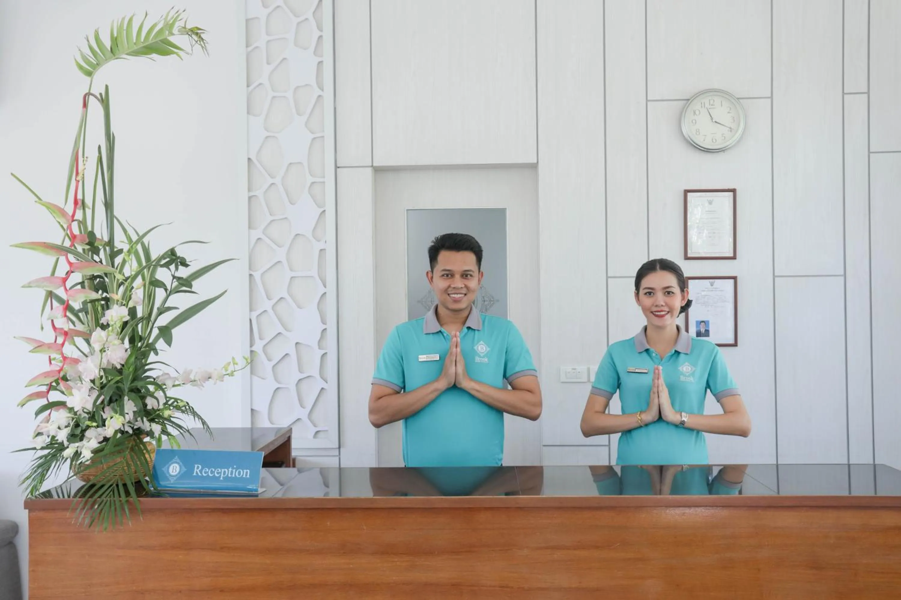 Tuana Hotels Brook Pool Access