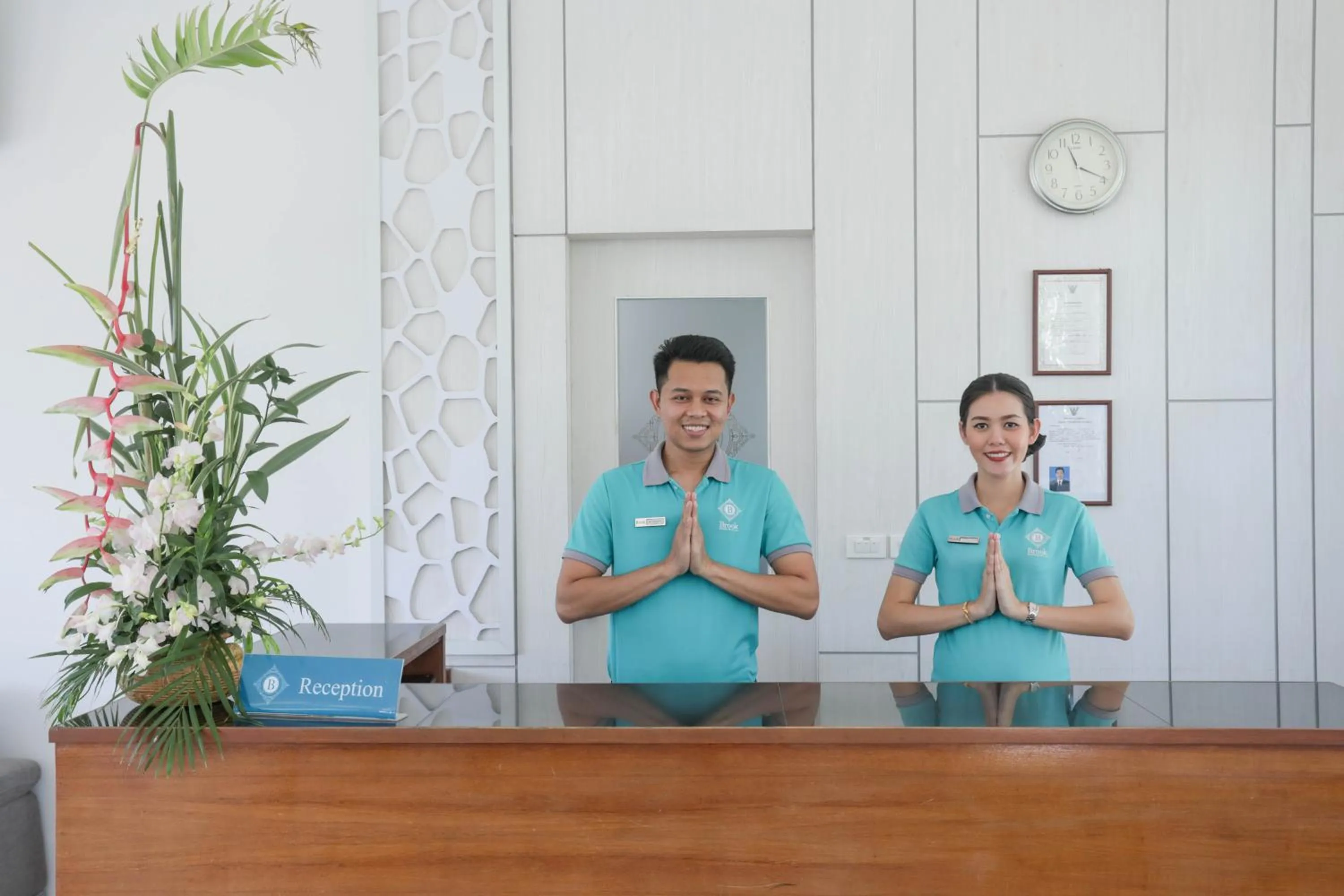 Tuana Hotels Brook Pool Access