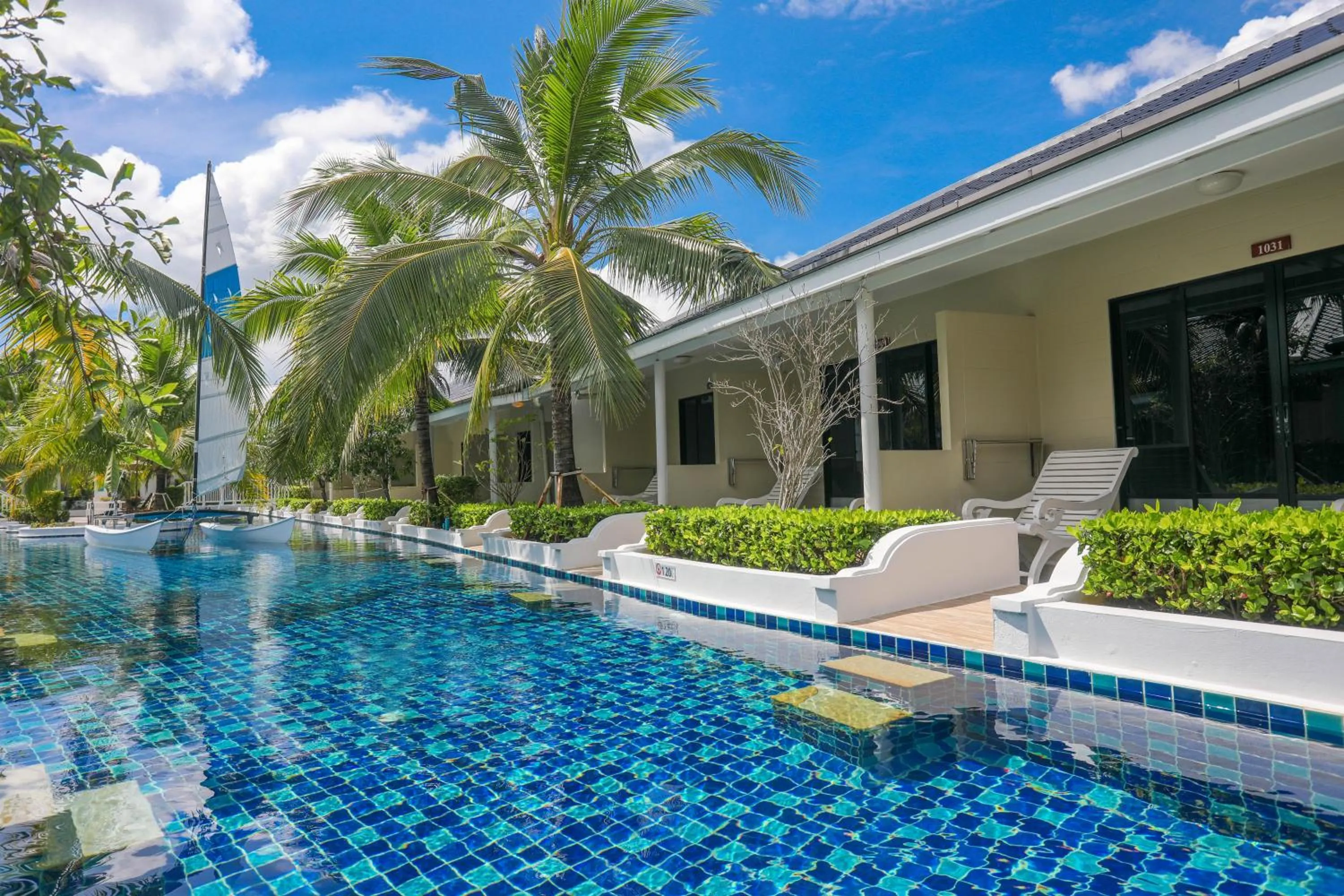 Tuana Hotels Brook Pool Access