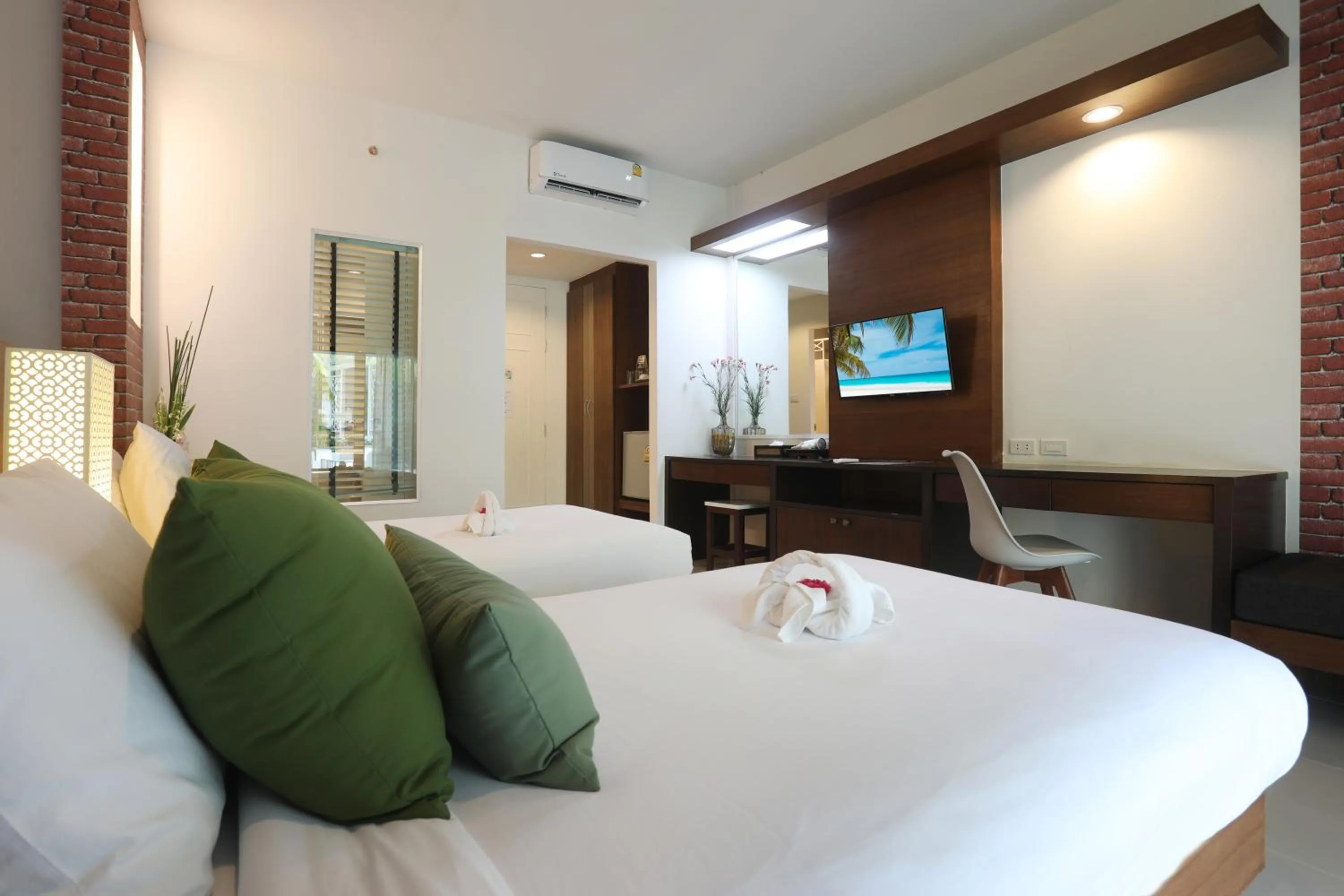 Bed in Tuana Hotels Brook Pool Access