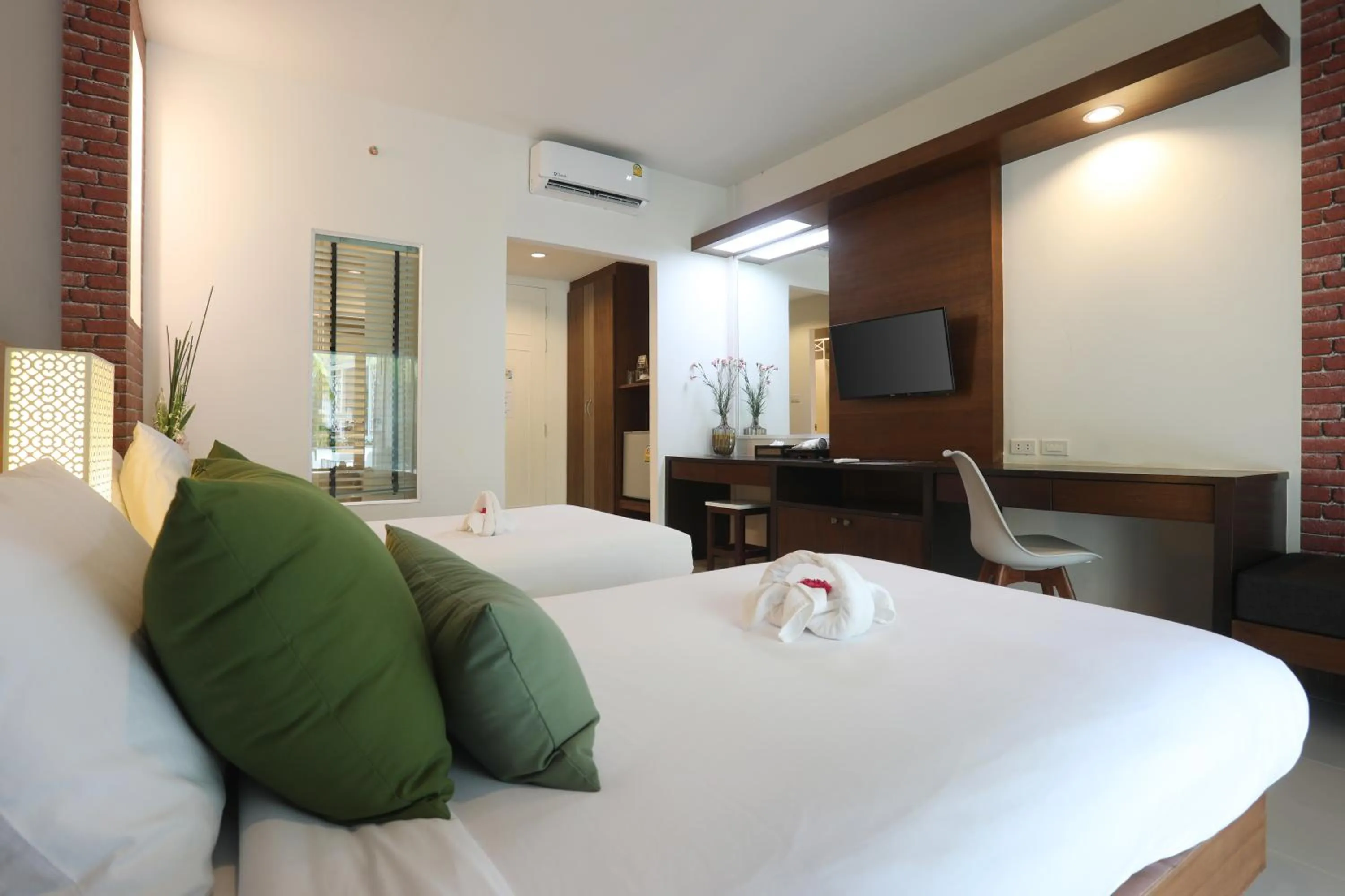 Bed in Tuana Hotels Brook Pool Access