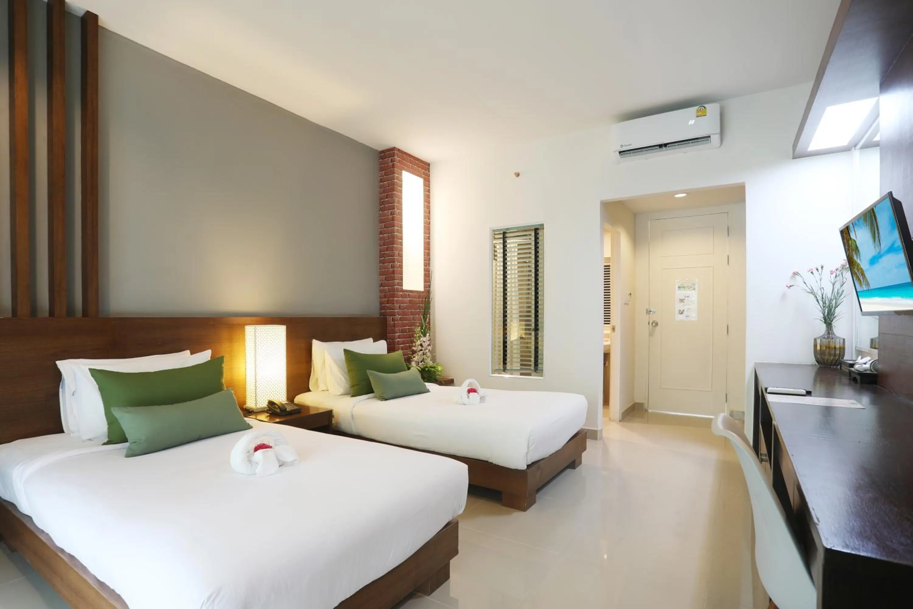 Bed in Tuana Hotels Brook Pool Access