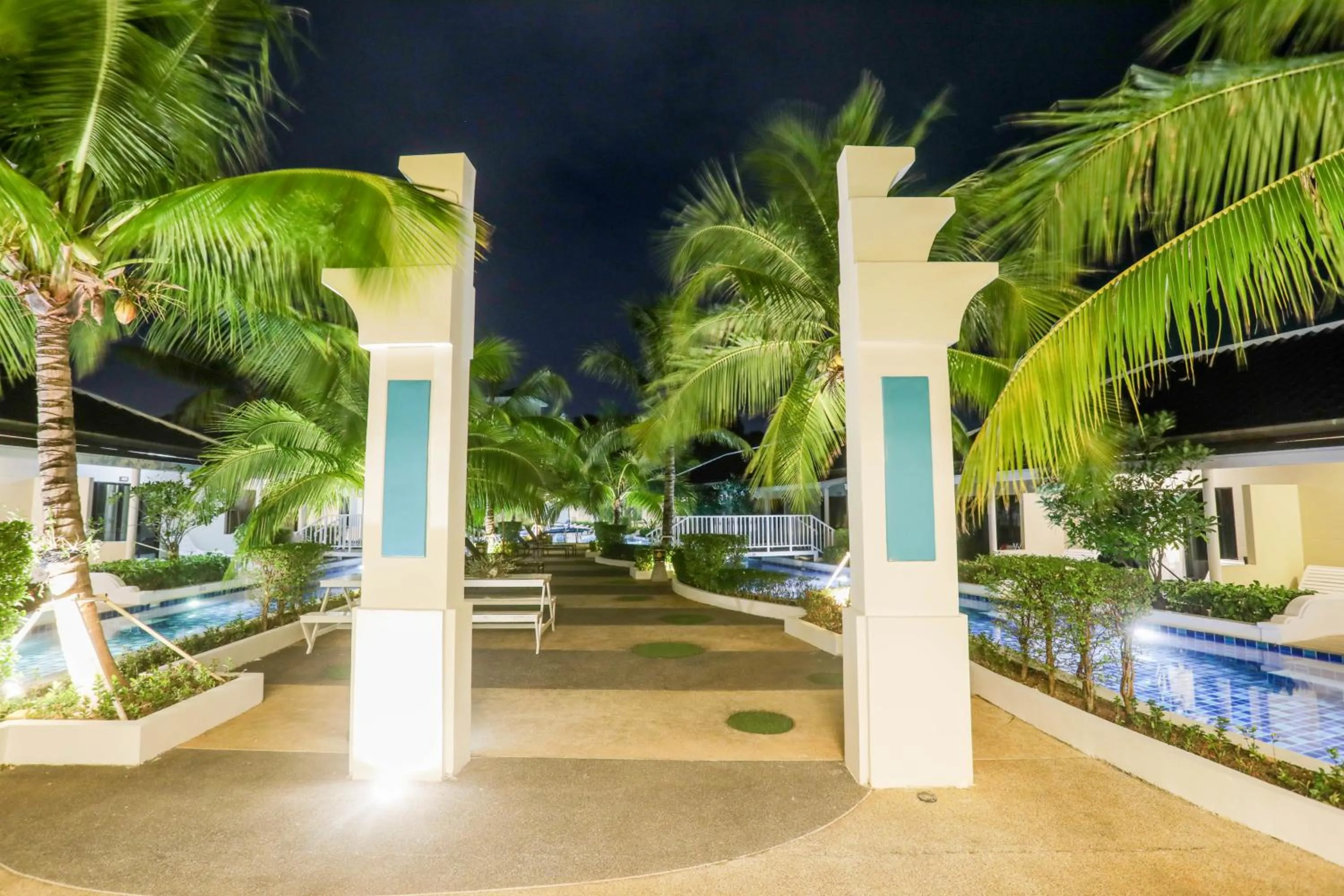 Tuana Hotels Brook Pool Access