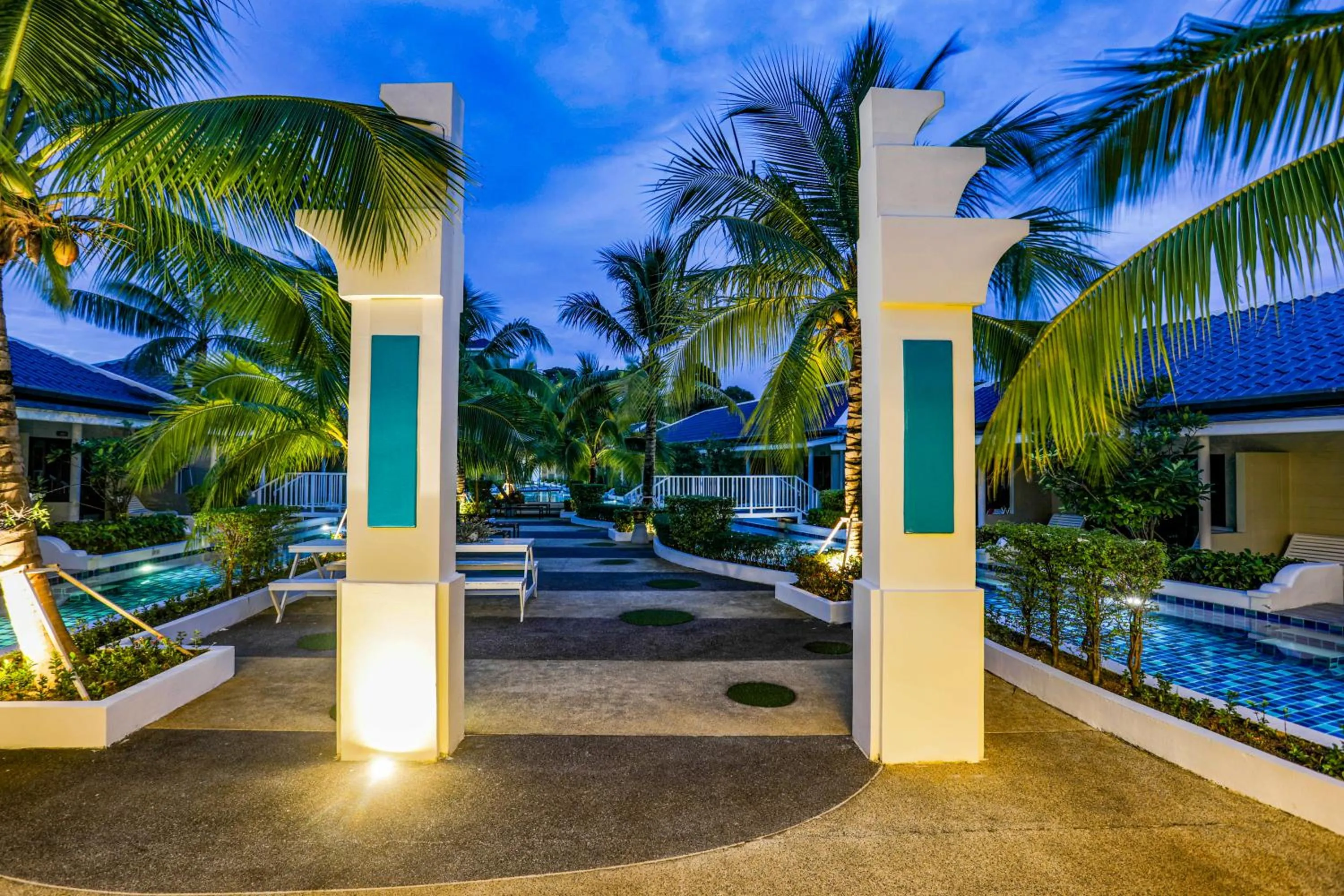 Tuana Hotels Brook Pool Access