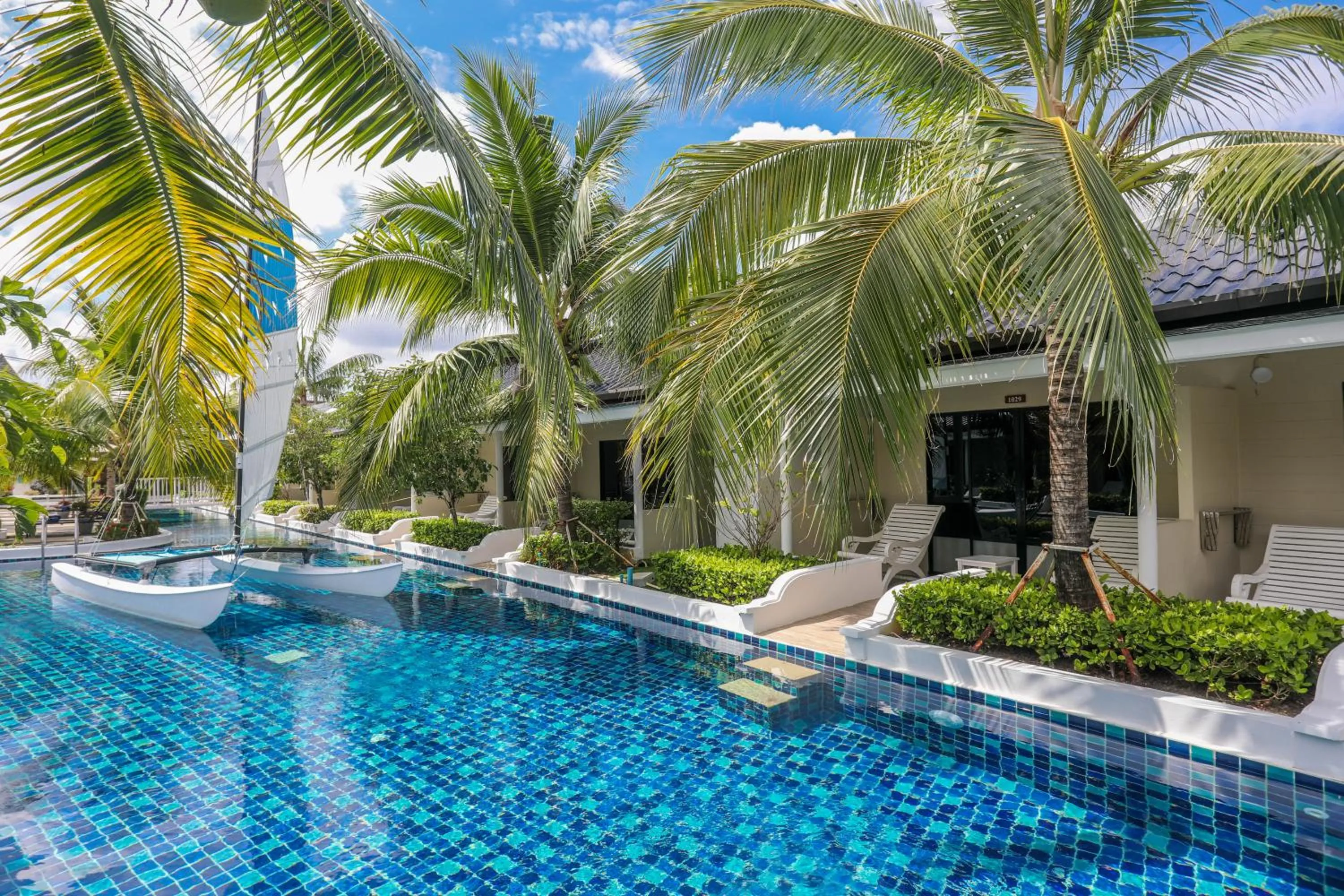 Tuana Hotels Brook Pool Access