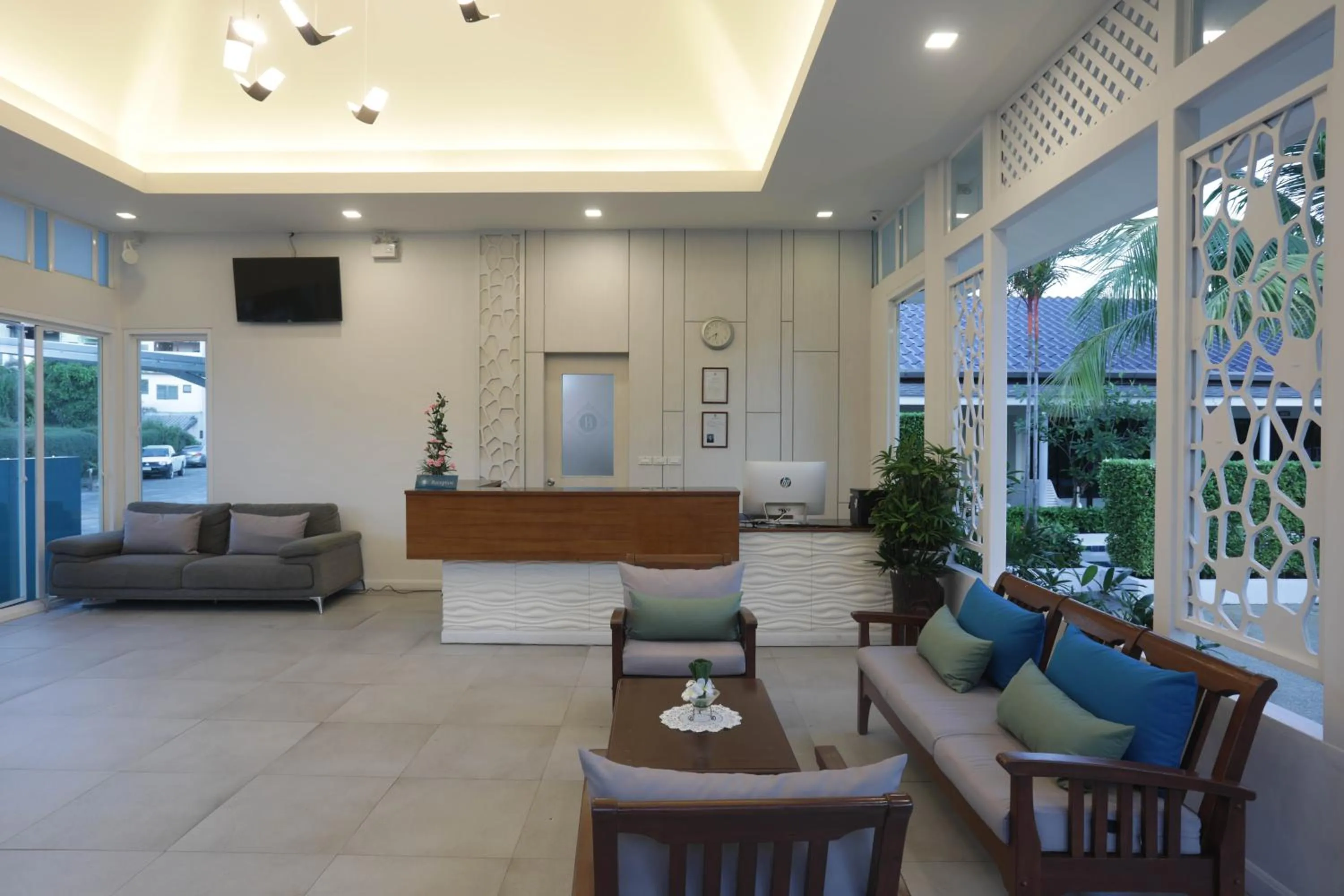 Tuana Hotels Brook Pool Access