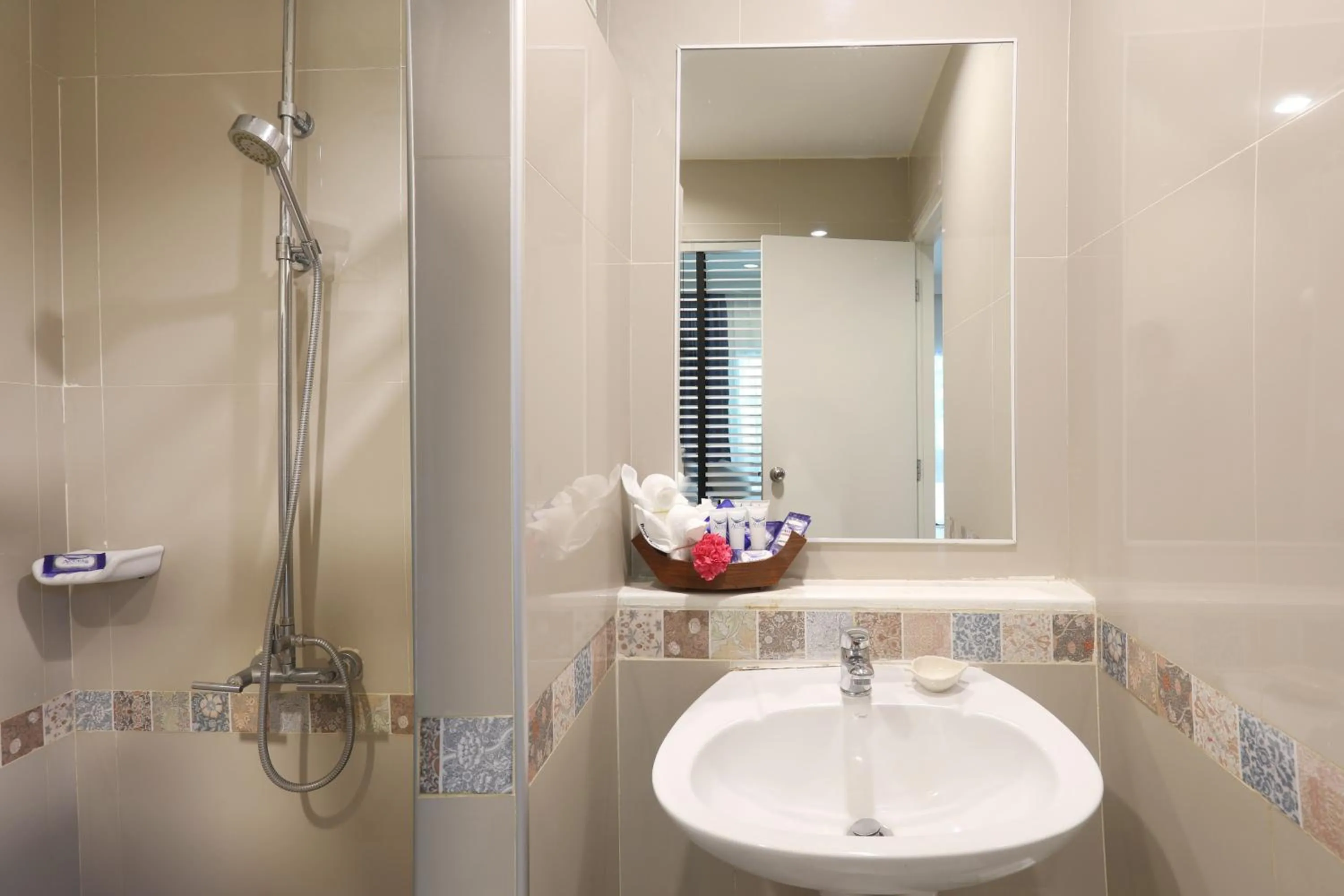 Tuana Hotels Brook Pool Access