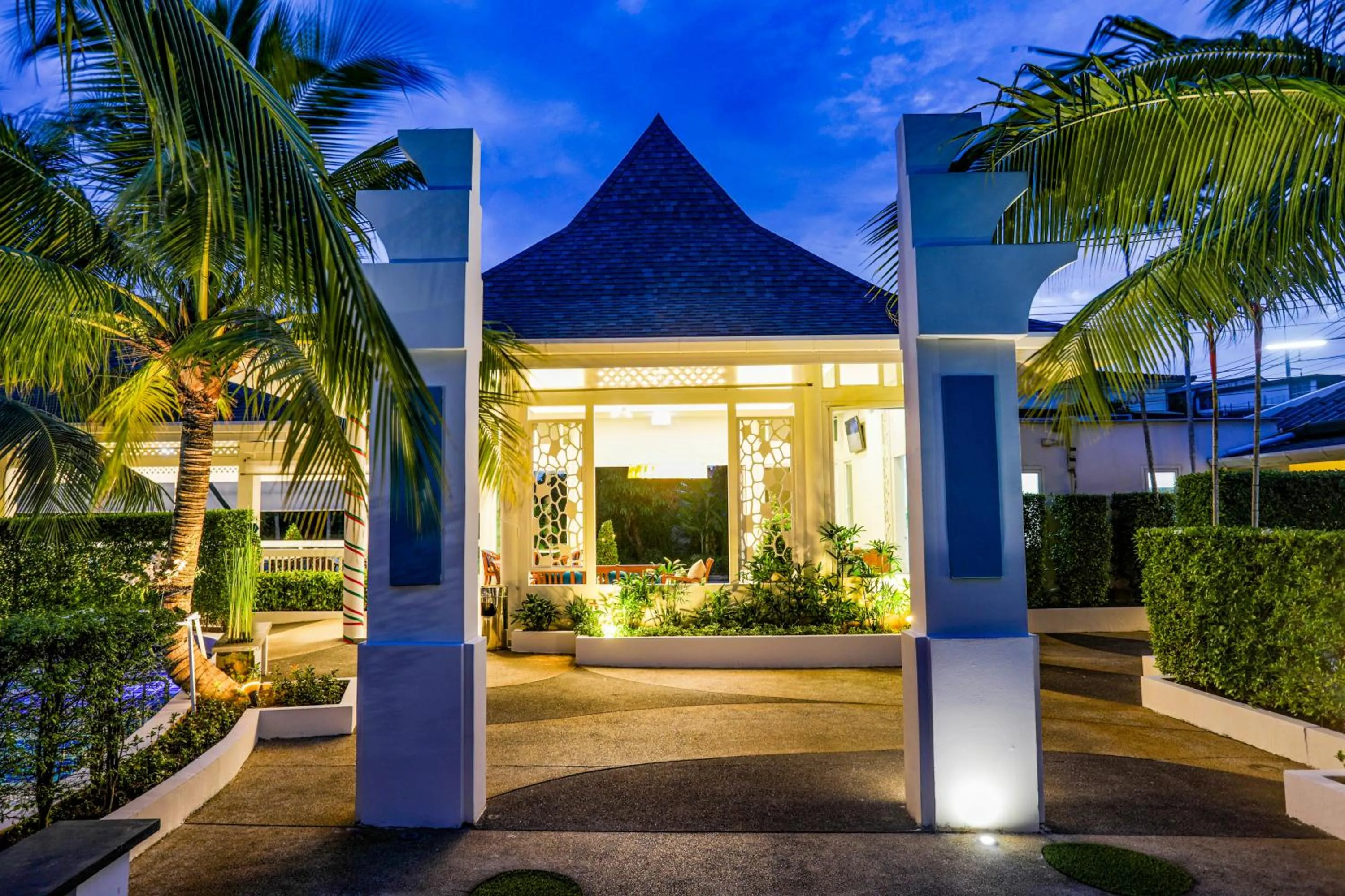 Tuana Hotels Brook Pool Access