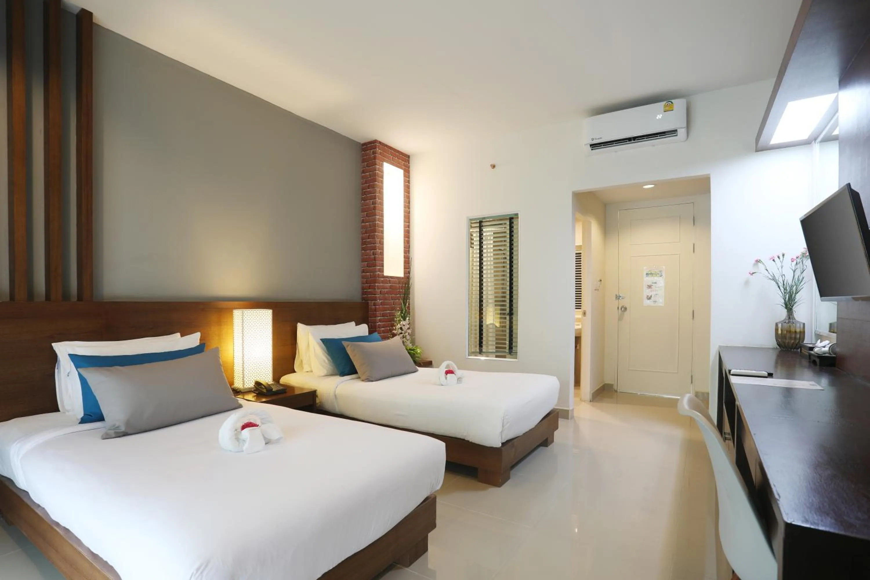 Bed in Tuana Hotels Brook Pool Access