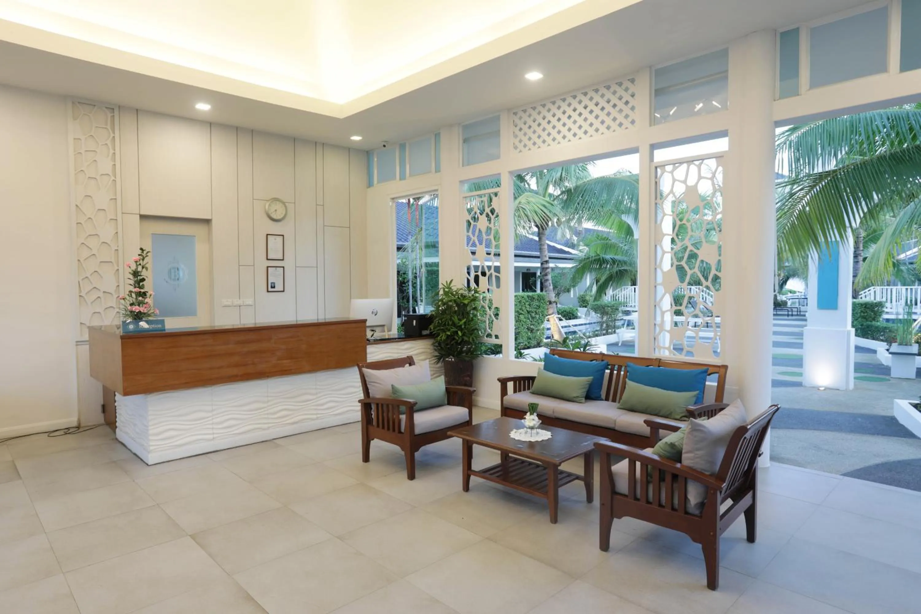 Tuana Hotels Brook Pool Access