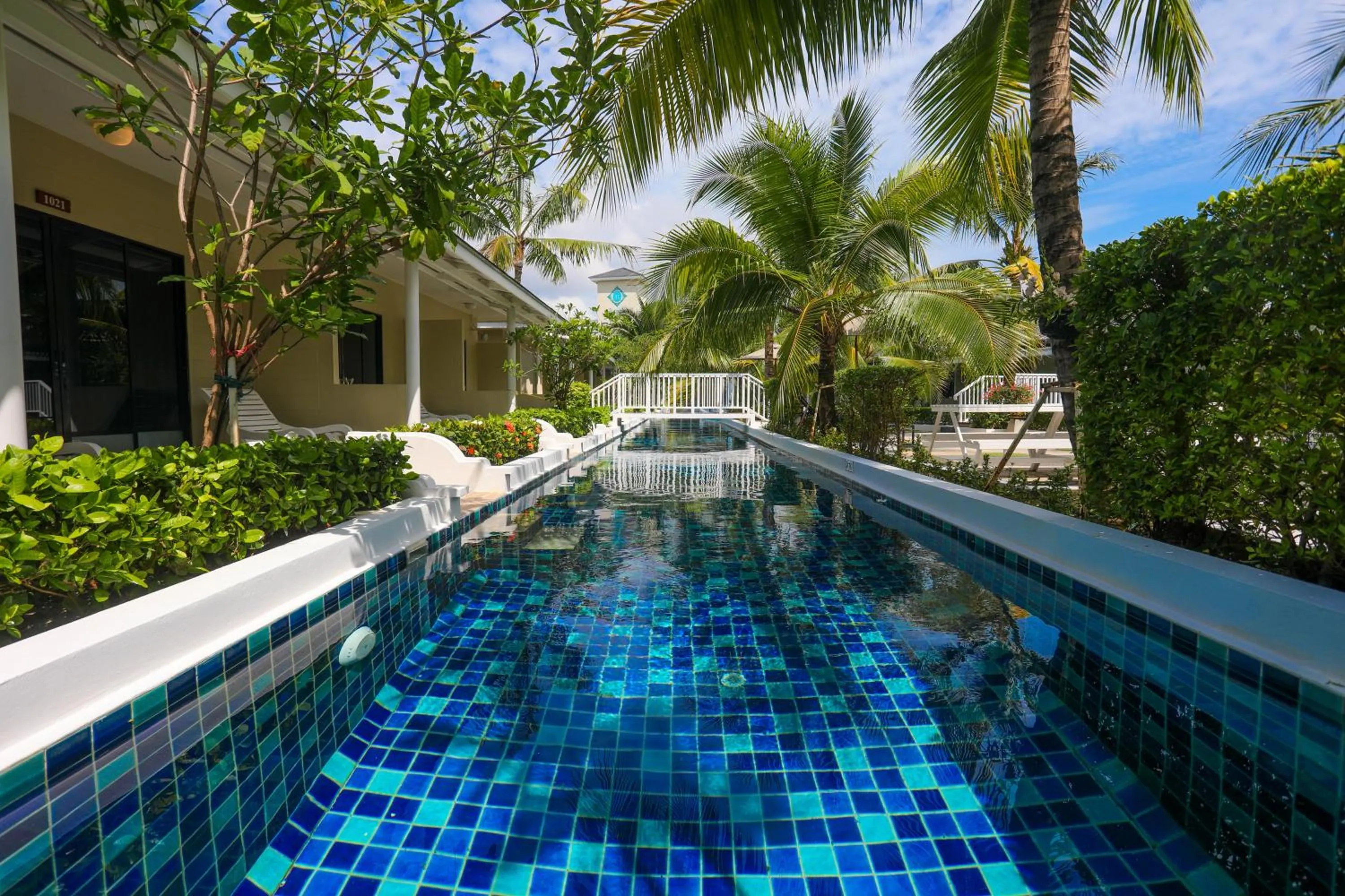 Tuana Hotels Brook Pool Access