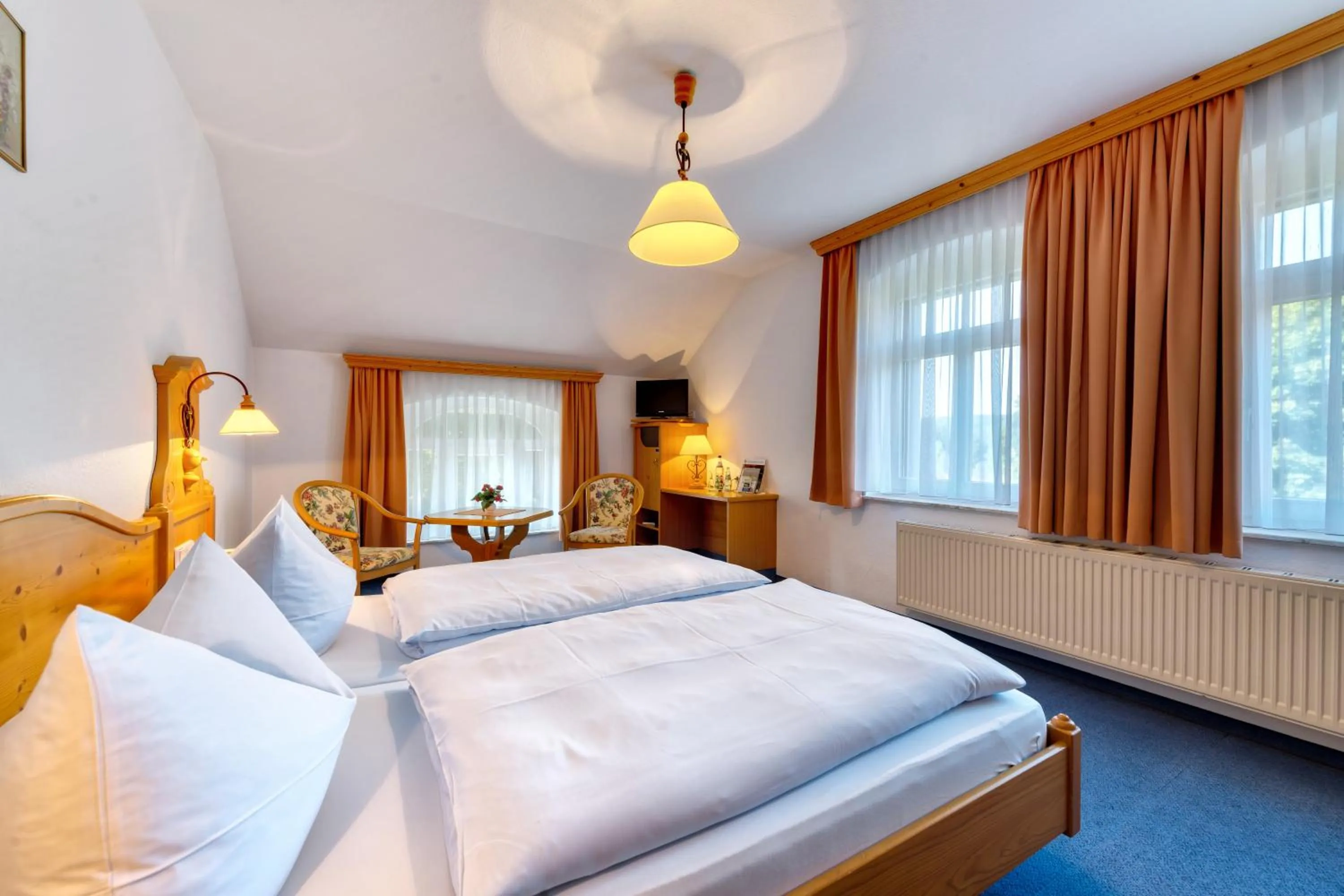 Photo of the whole room, Bed in Hotel Seiffener Hof***