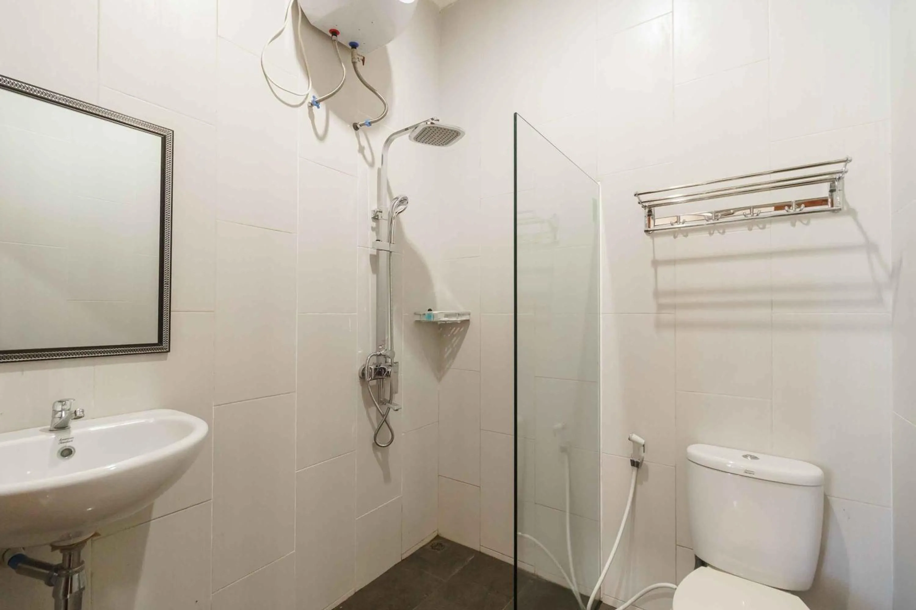 Bathroom in RedDoorz @ Hotel Copacobana Bengkulu