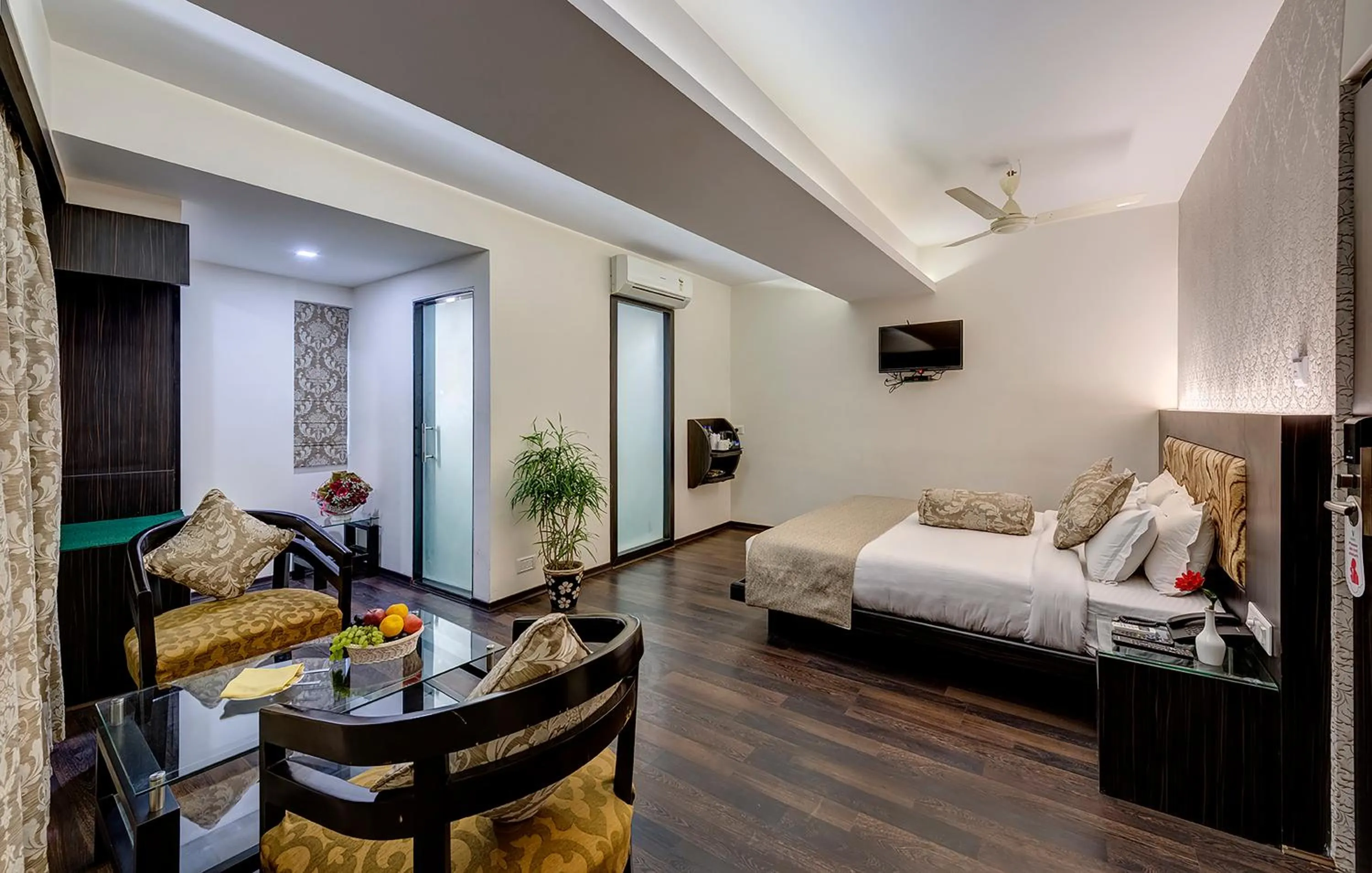 Photo of the whole room, Bed in Viceroy Boutique Hotel