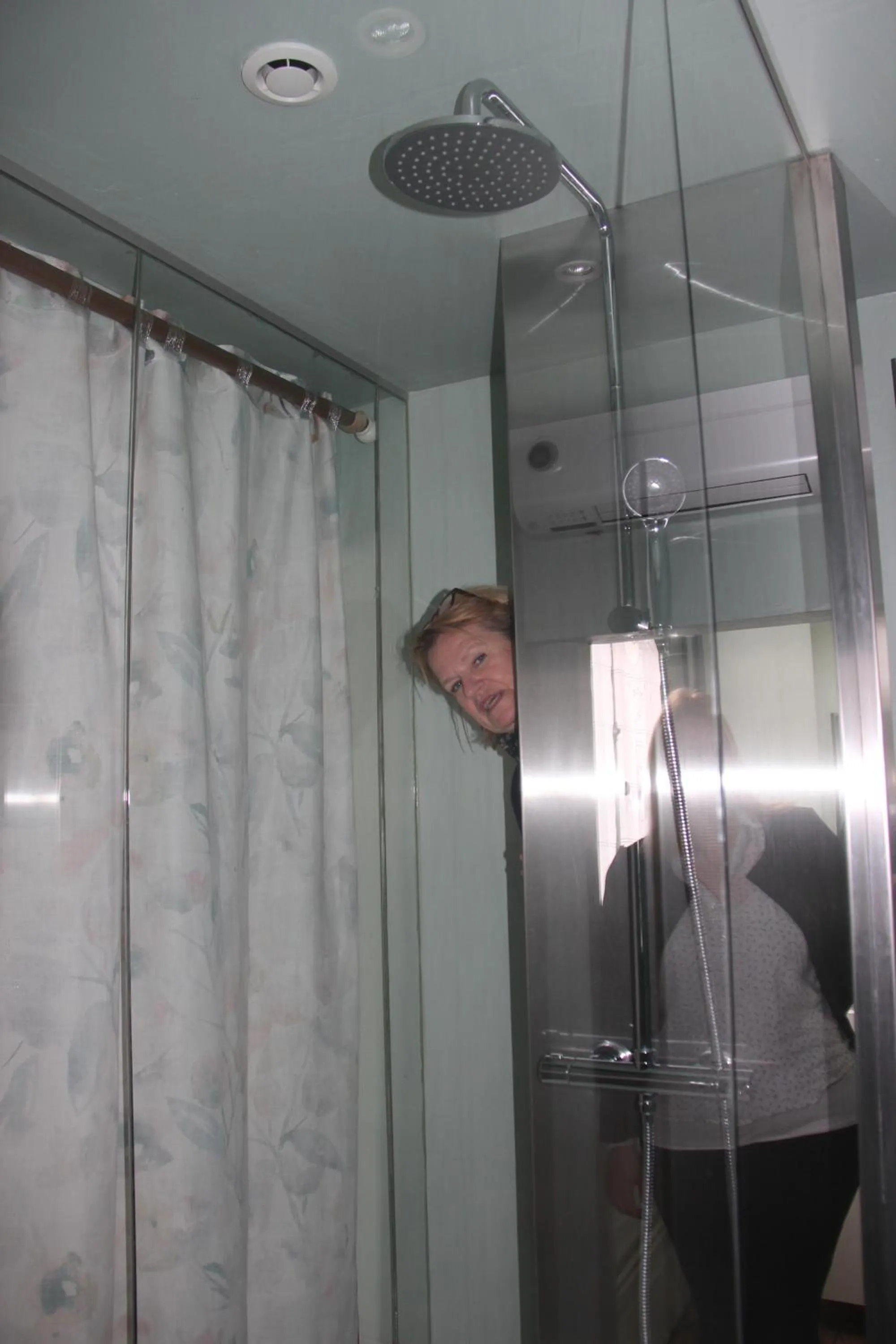 Shower in Les Capucines