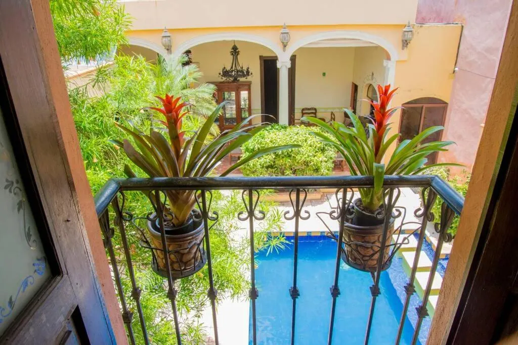 Pool View in Casa de las Columnas una experiencia de otra época