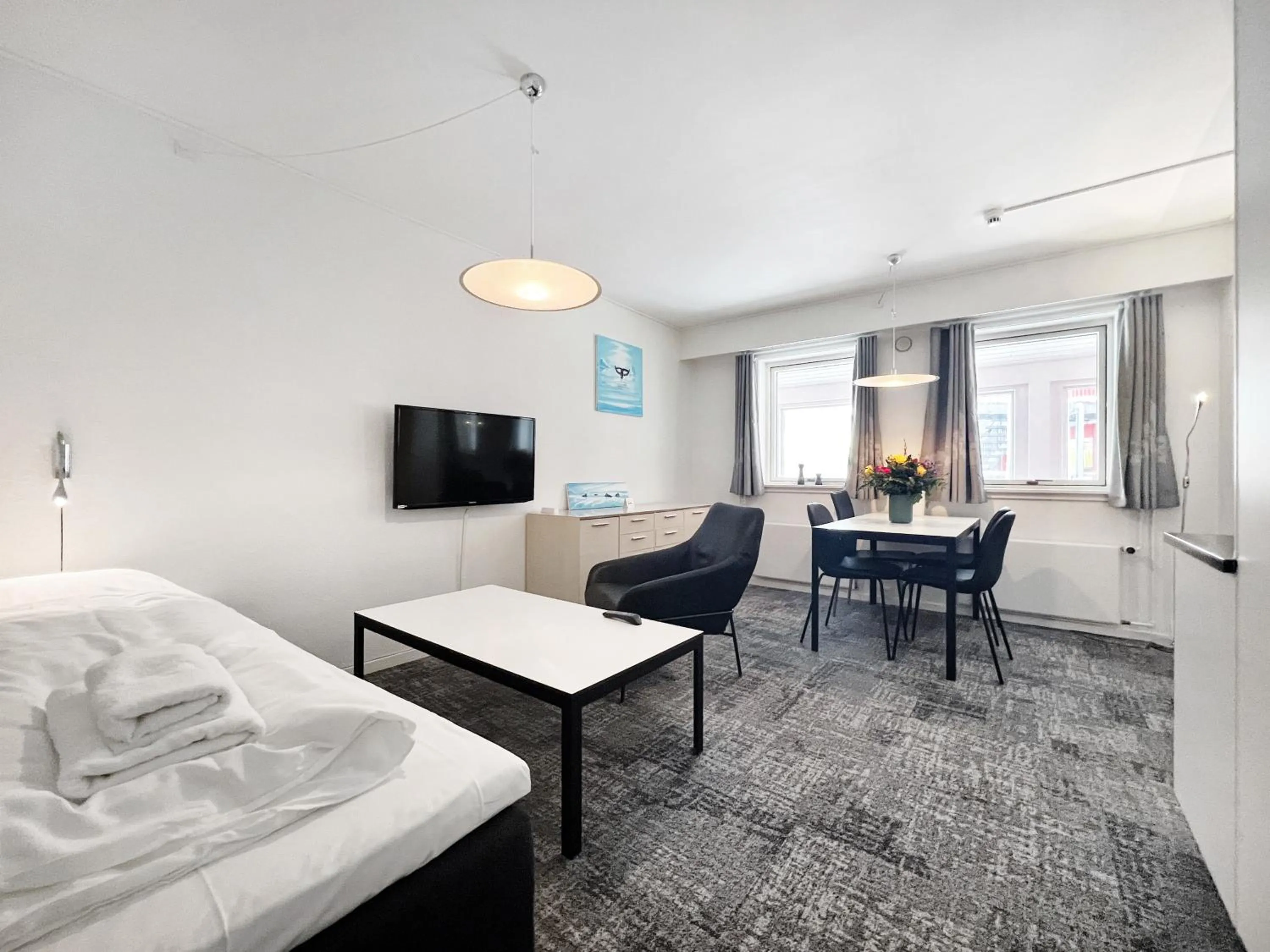 Communal lounge/ TV room, Bed in Hotel Nordbo