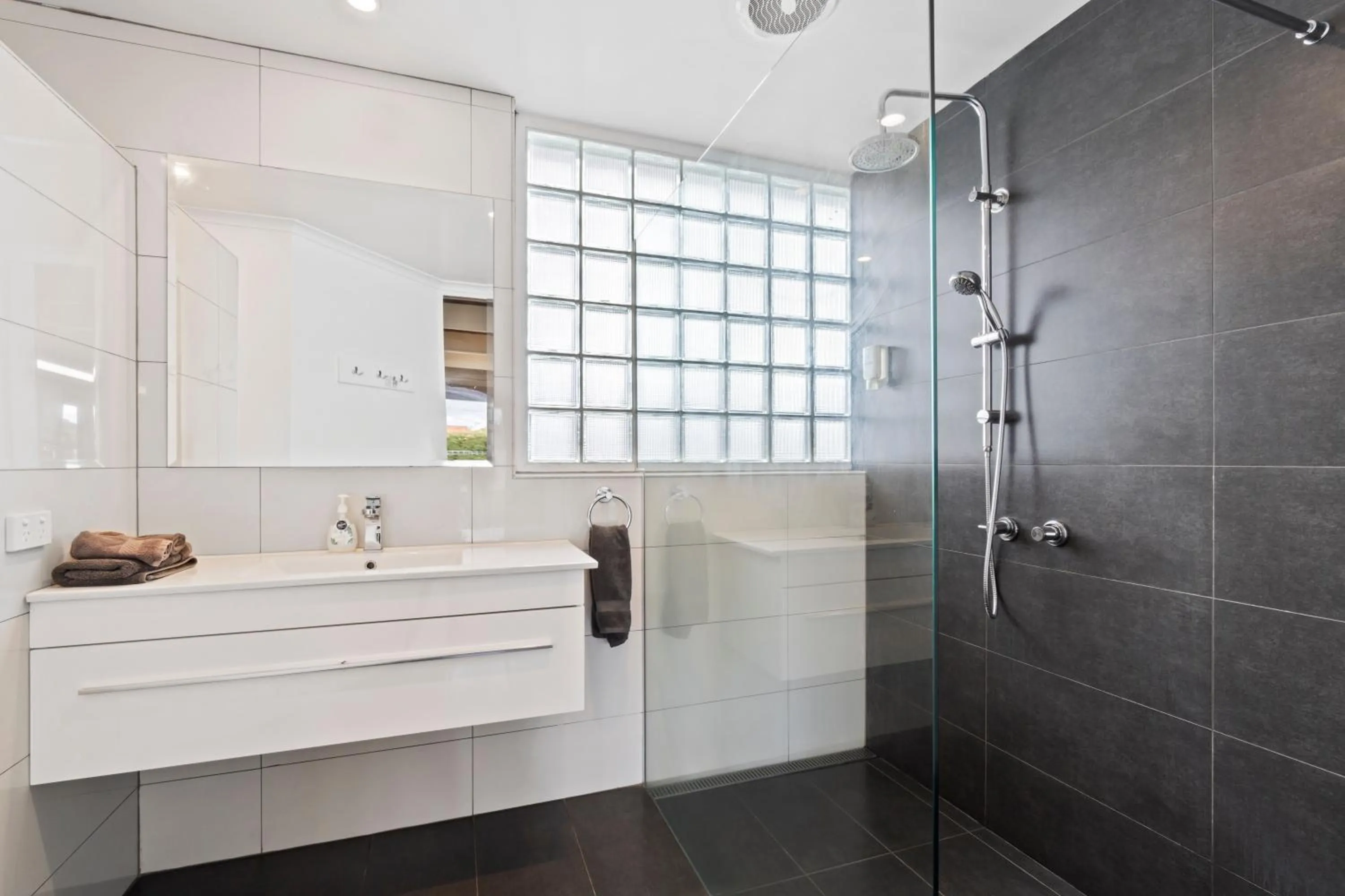 Bathroom in Baronga Motor Inn