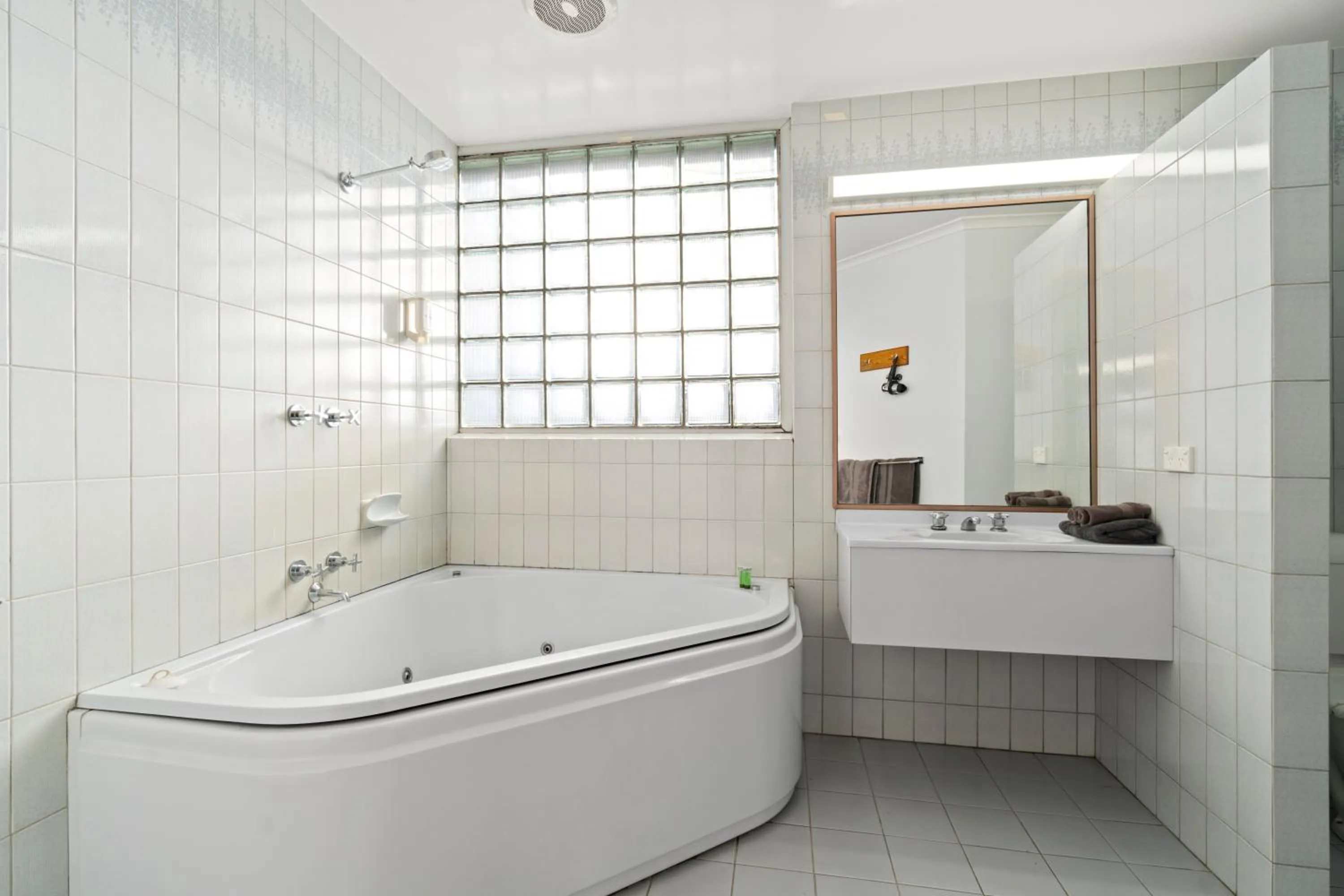 Bath in Baronga Motor Inn