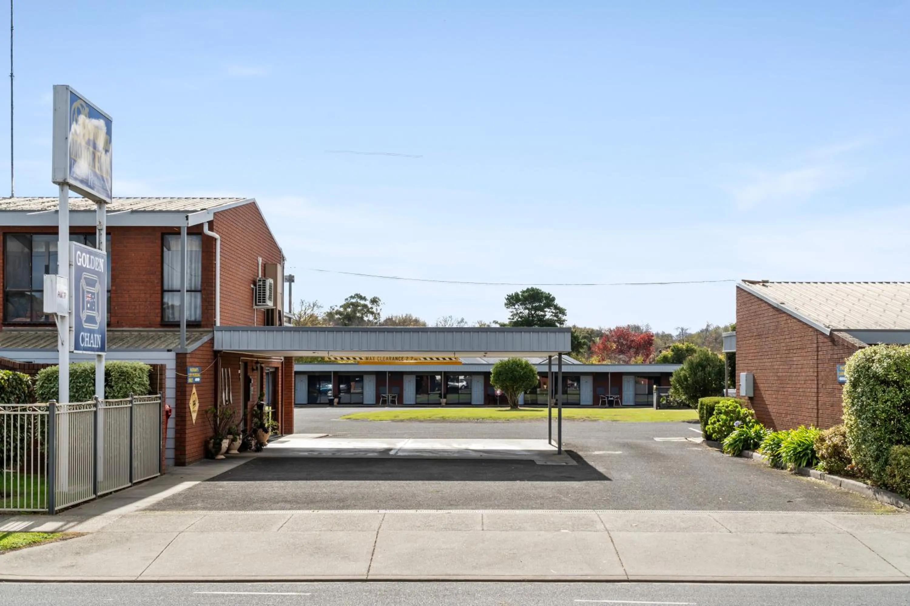 Property building in Baronga Motor Inn