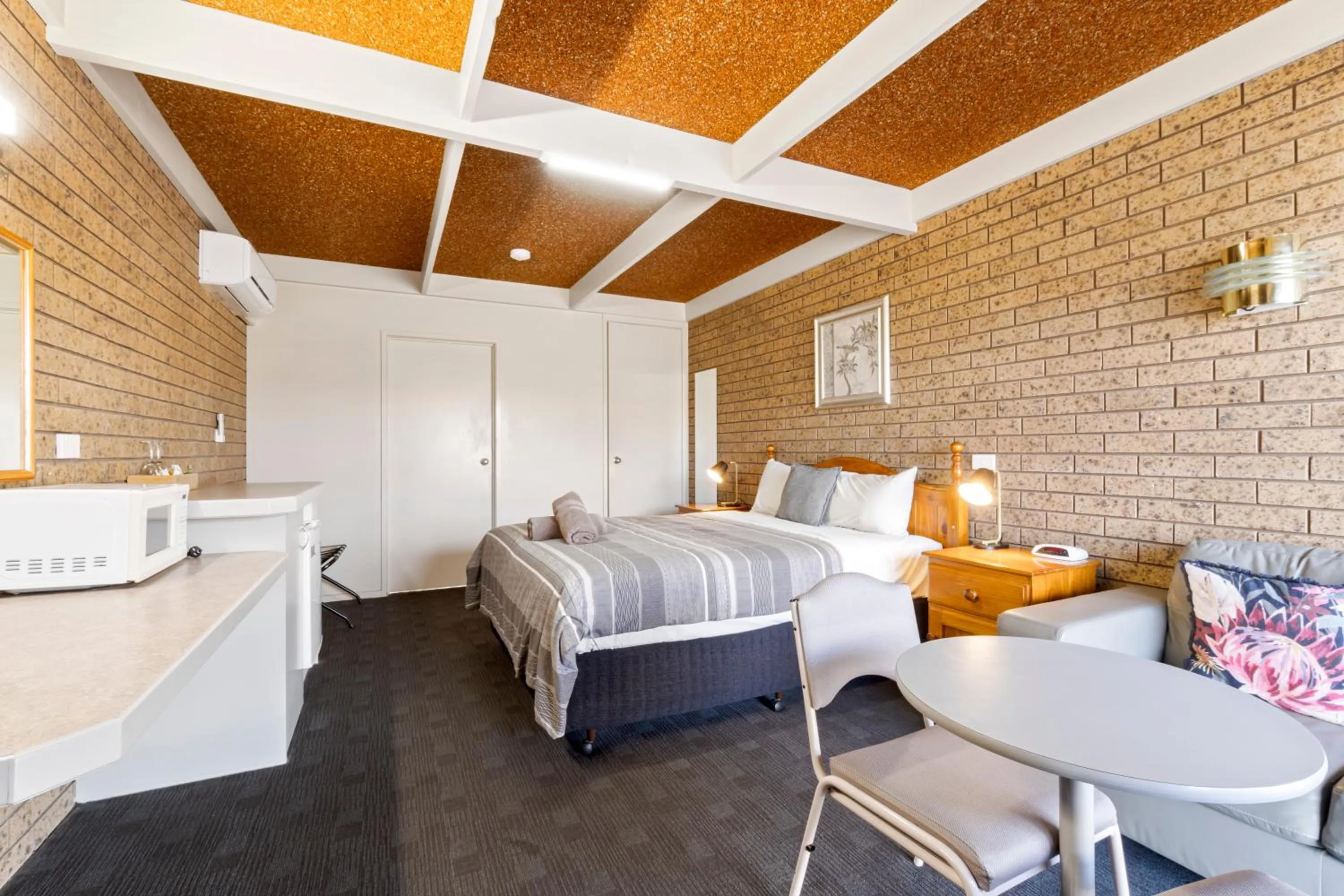 Photo of the whole room, Bed in Baronga Motor Inn