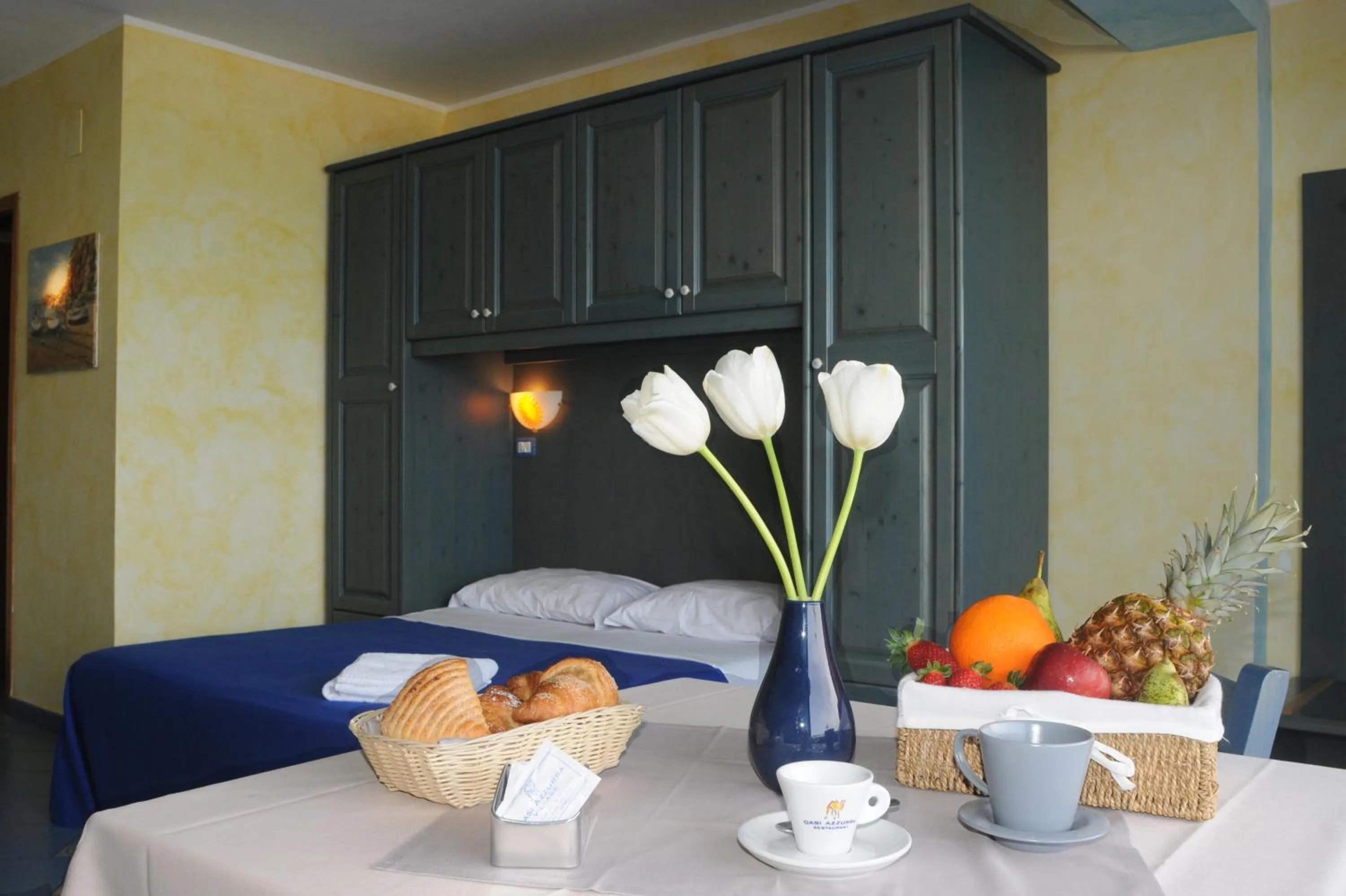 Bedroom in Three-room apartment a stones throw from the sea