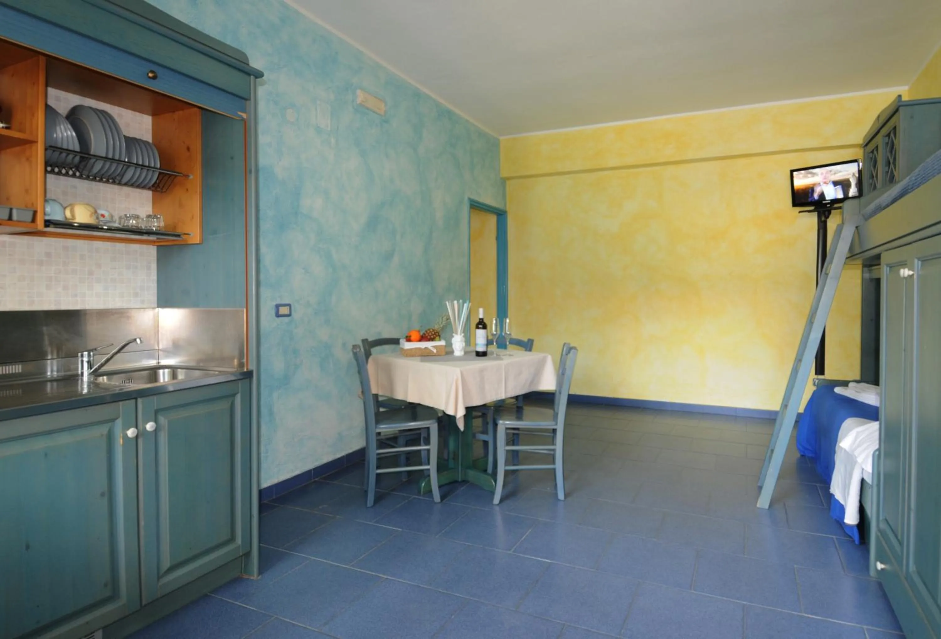 Kitchen or kitchenette in Three-room apartment a stones throw from the sea