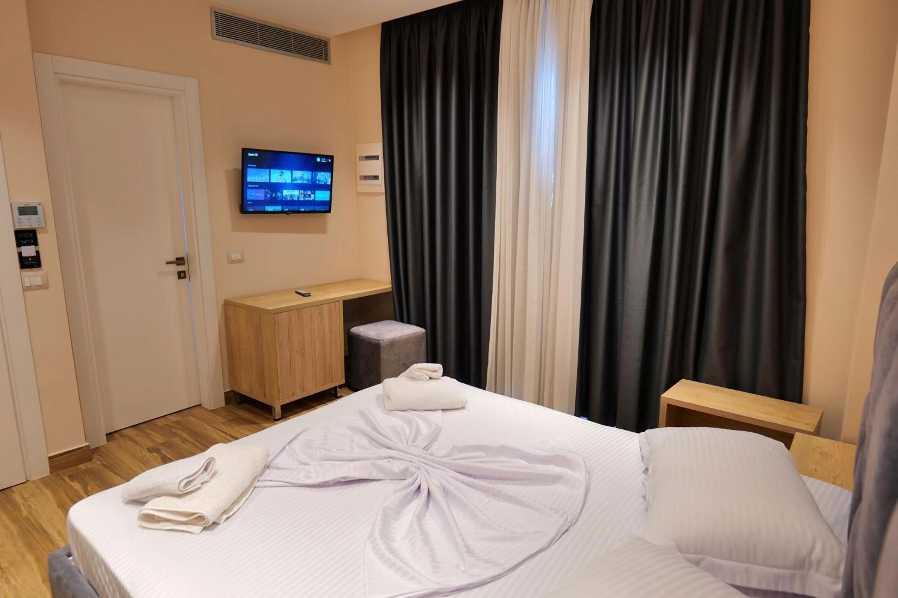 Photo of the whole room, Bed in Hotel Alexander