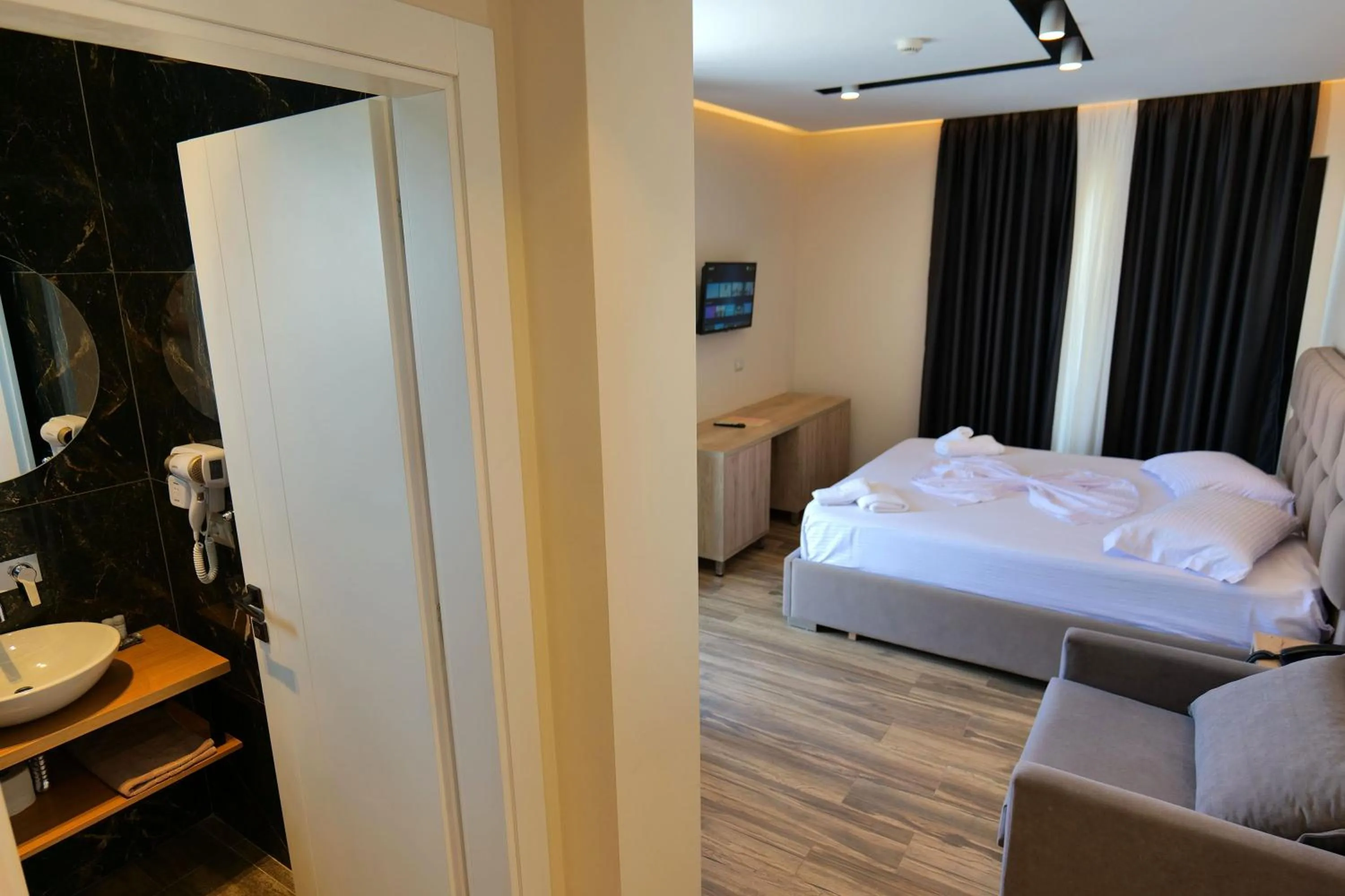 Photo of the whole room, Bed in Hotel Alexander