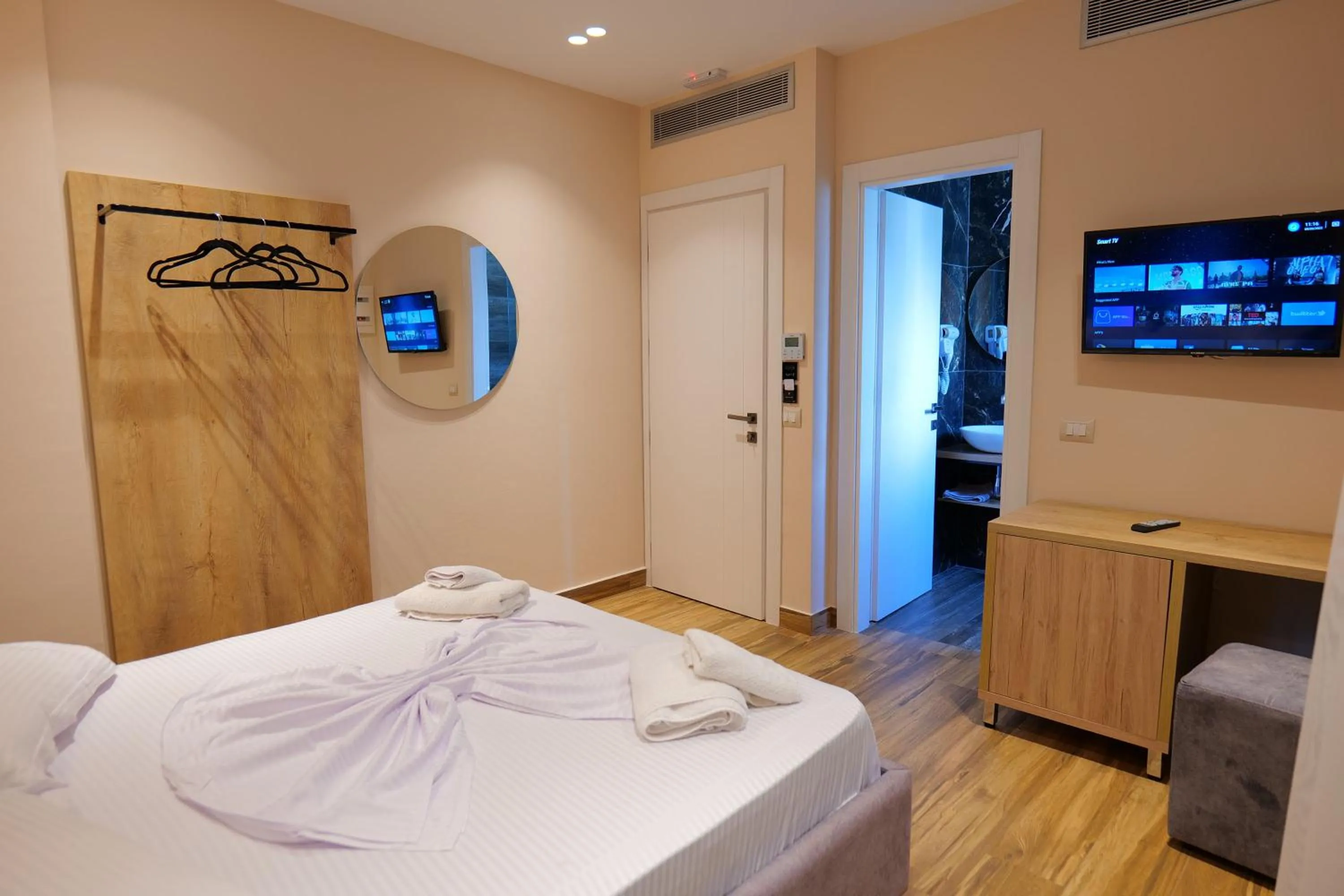 Photo of the whole room, Bed in Hotel Alexander