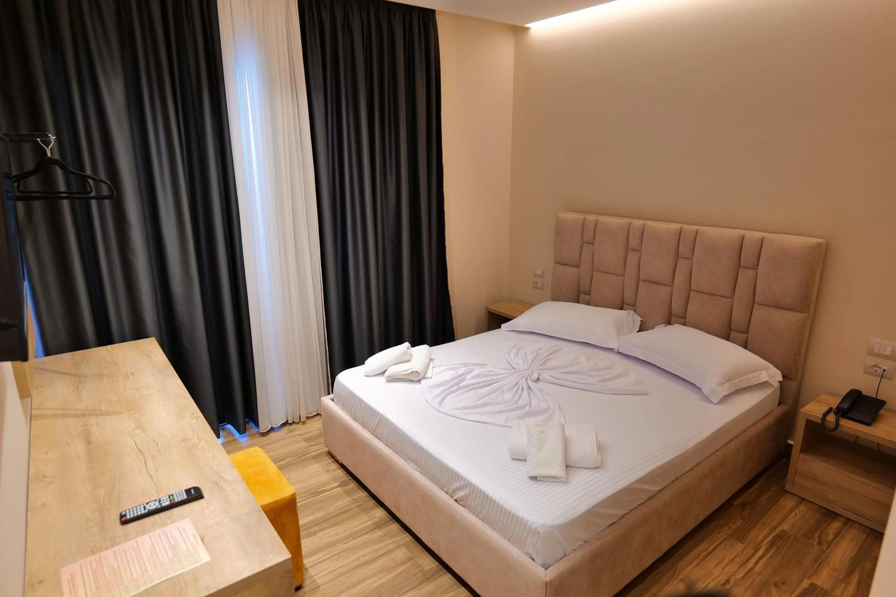 Photo of the whole room, Bed in Hotel Alexander