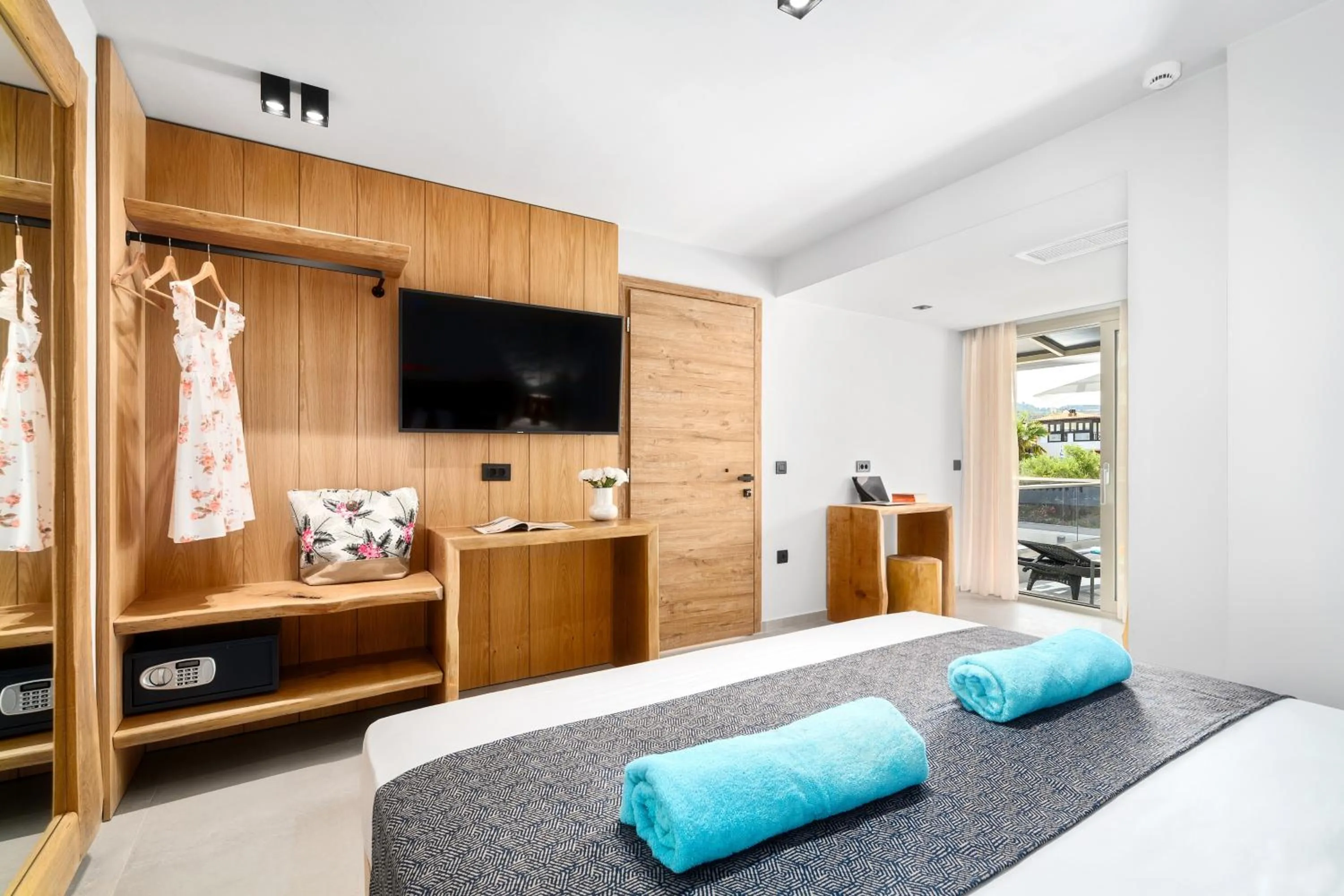 Bedroom, Bed in Emily's Luxury Suites