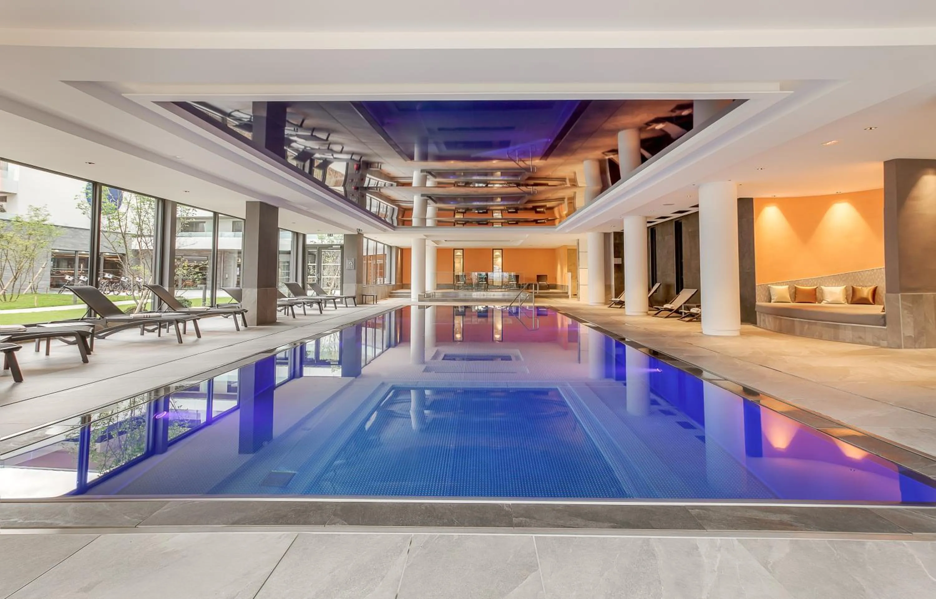 Swimming pool in Rivage Hôtel & Spa Annecy