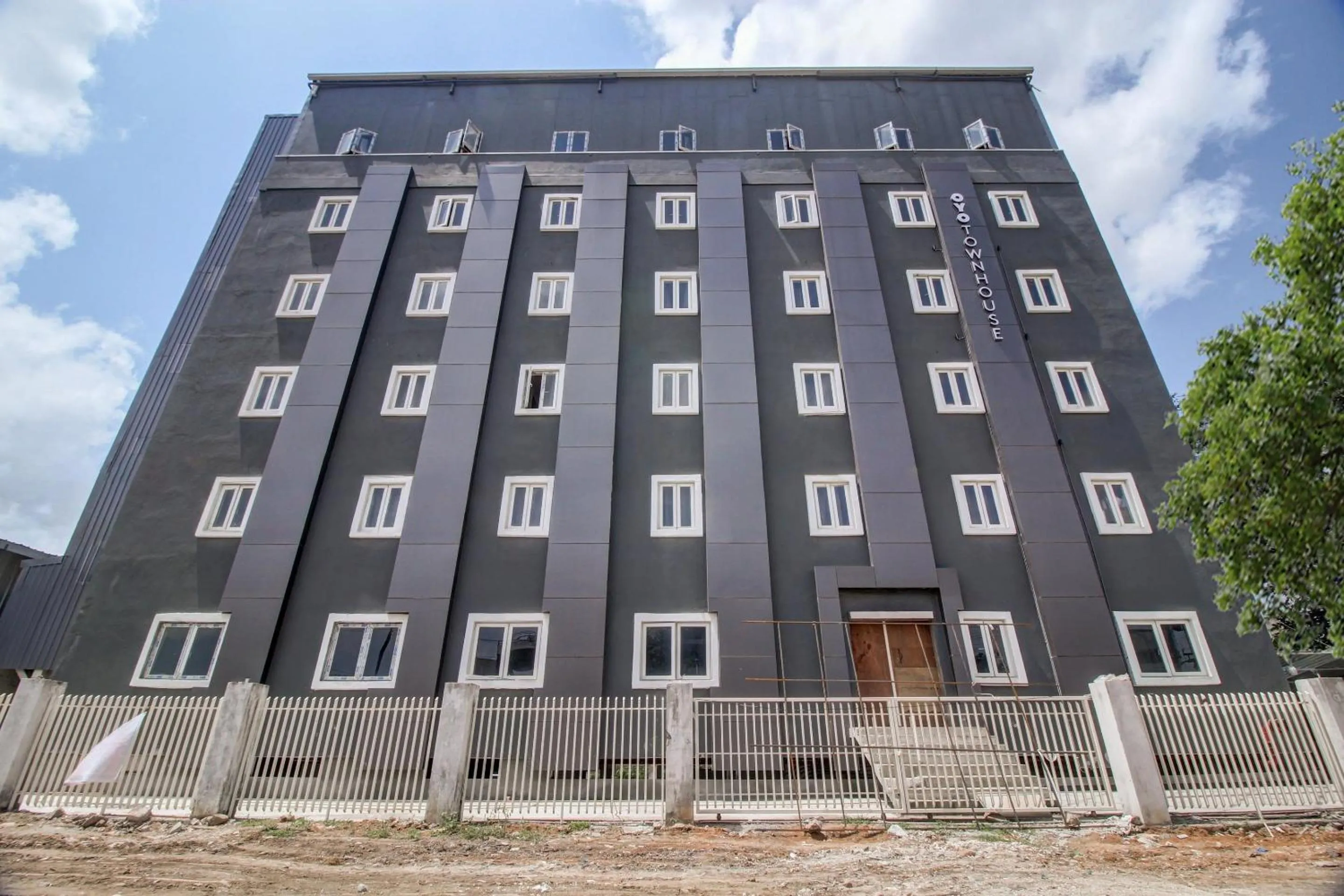 Facade/entrance in Super Townhouse RCC Majestic 397 LB Nagar