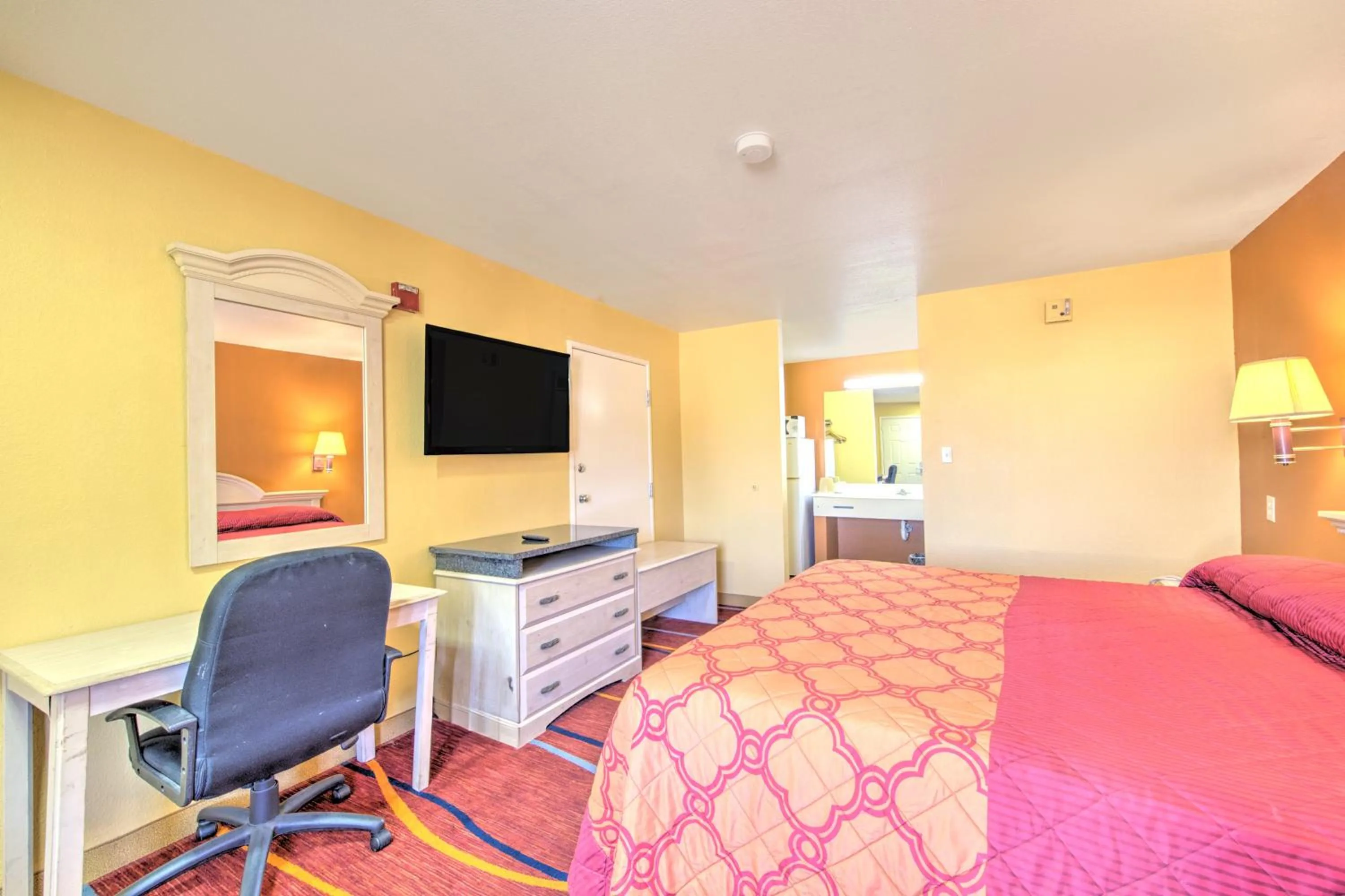 Bedroom, Bed in Heights Inn by Townhouse Harker Heights Killeen