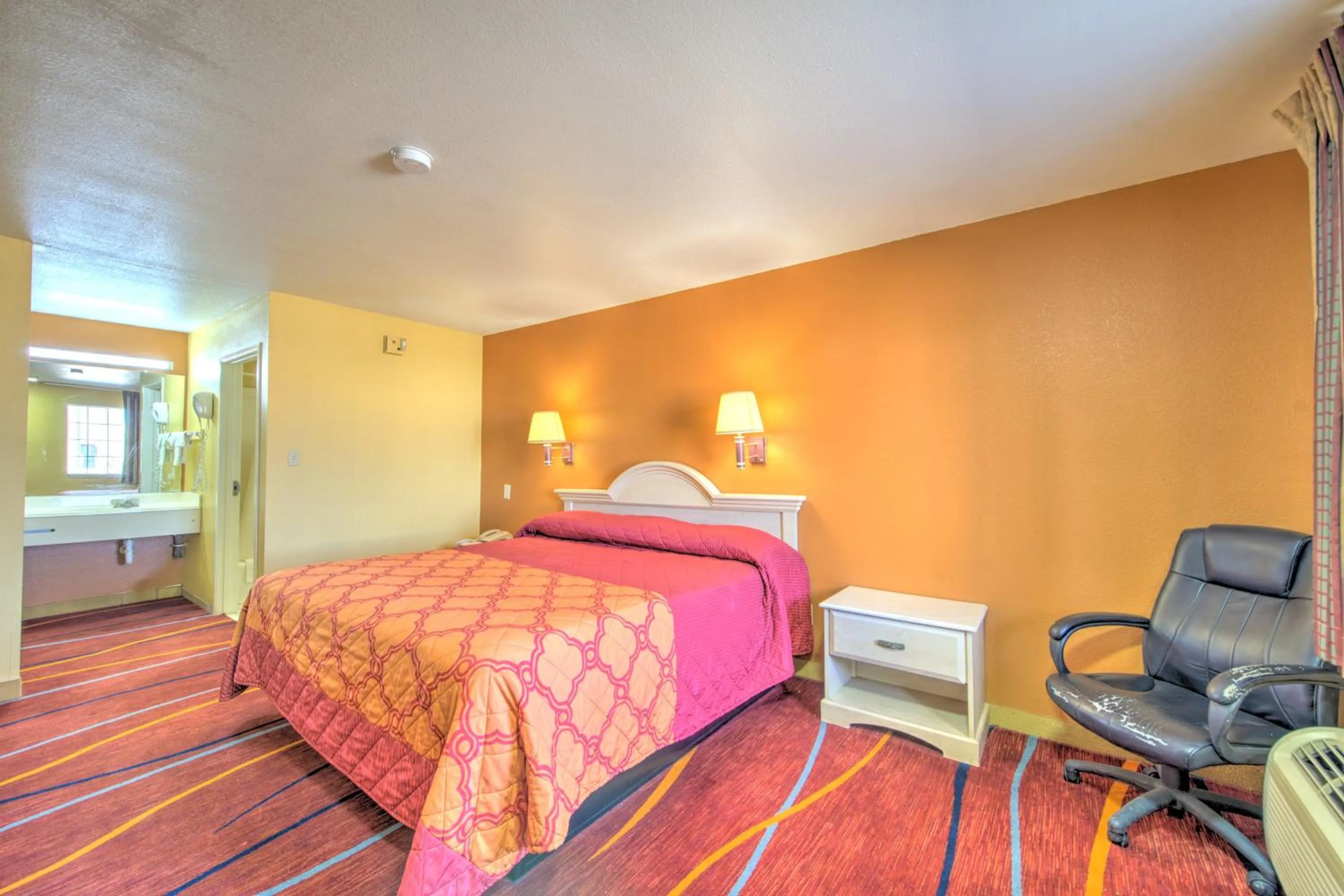 Bedroom, Bed in Heights Inn by Townhouse Harker Heights Killeen