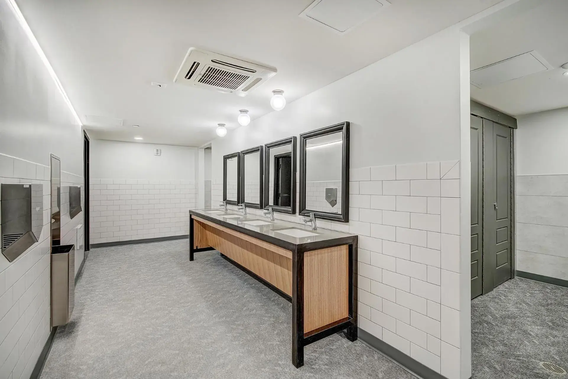 8-Bed Group Room with Shared Bathroom in The Block Hotel & Commons 8-Bed Group Room with Shared Bathroom in The Block Hotel & Commons