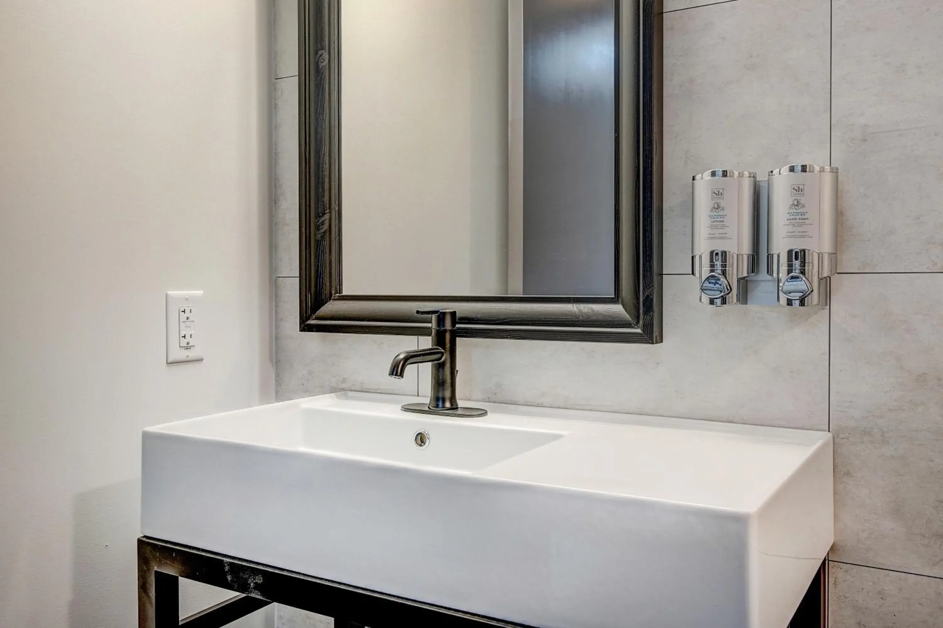 1 Queen Room with Futon with Private Bathroom in The Block Hotel & Commons 1 Queen Room with Futon with Private Bathroom in The Block Hotel & Commons