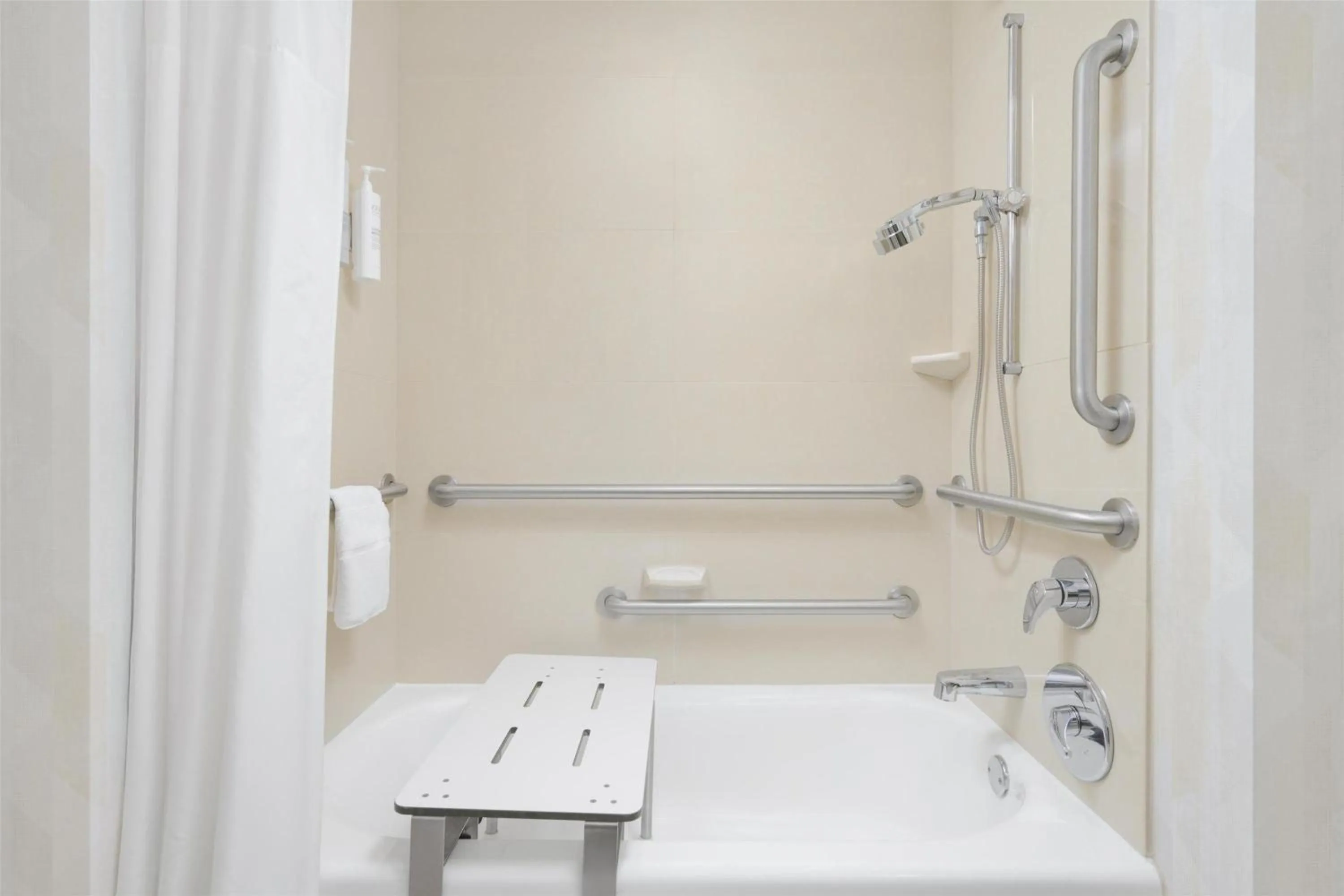 Bathroom in Hampton Inn & Suites Chattanooga/Hamilton Place