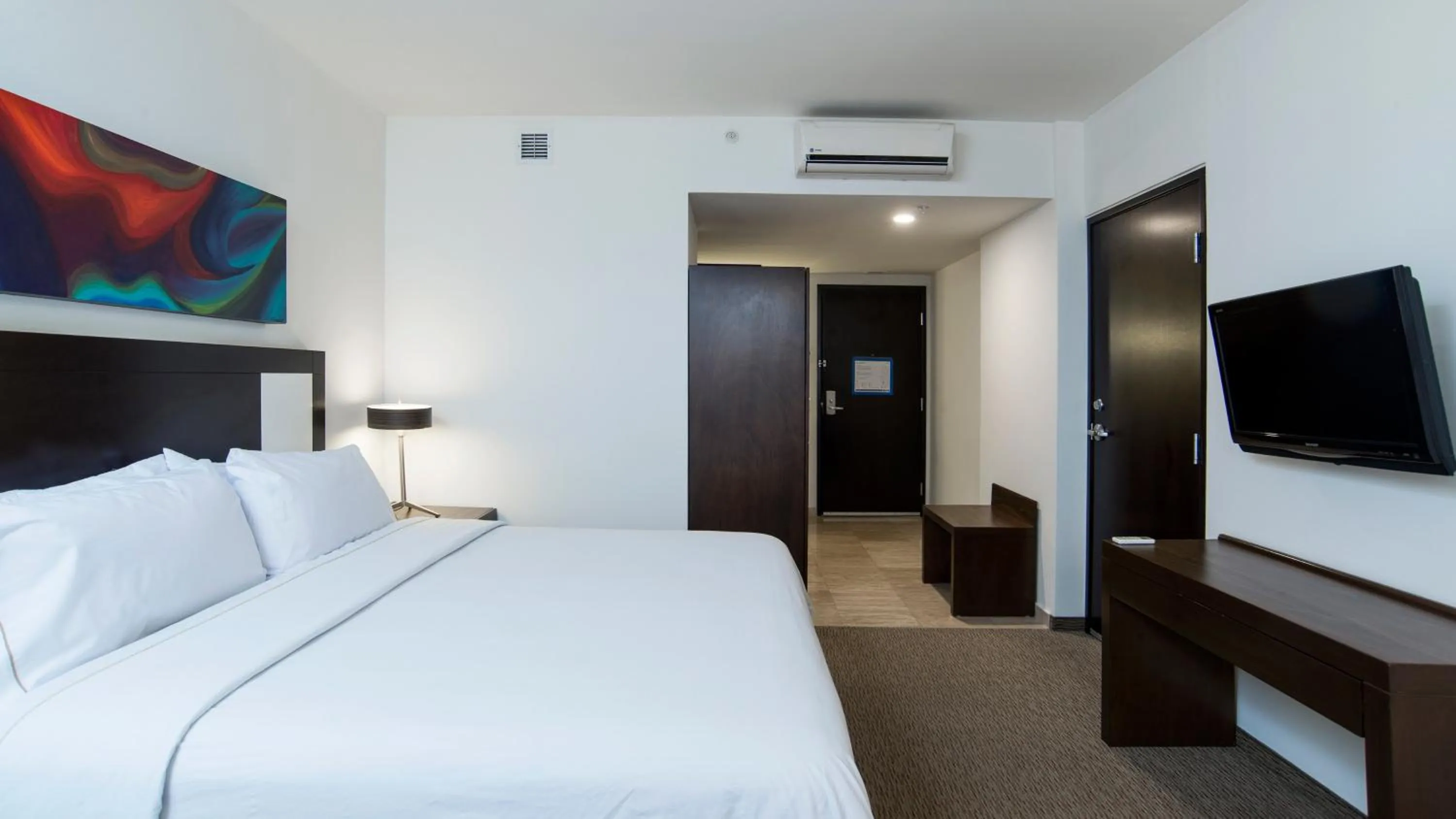 Photo of the whole room, Bed in Holiday Inn Guadalajara Patria-Universidad by IHG